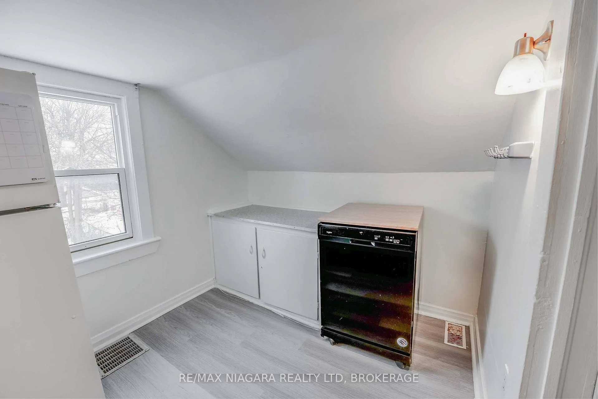 Photo 16 of Unit upper, 39 Carleton Street N, Thorold, Thorold Downtown — HOMEH