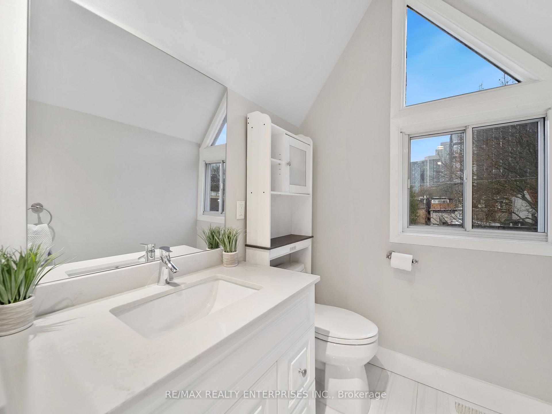 Photo 12 of 247 Ontario Street, Toronto, Moss Park — HOMEH