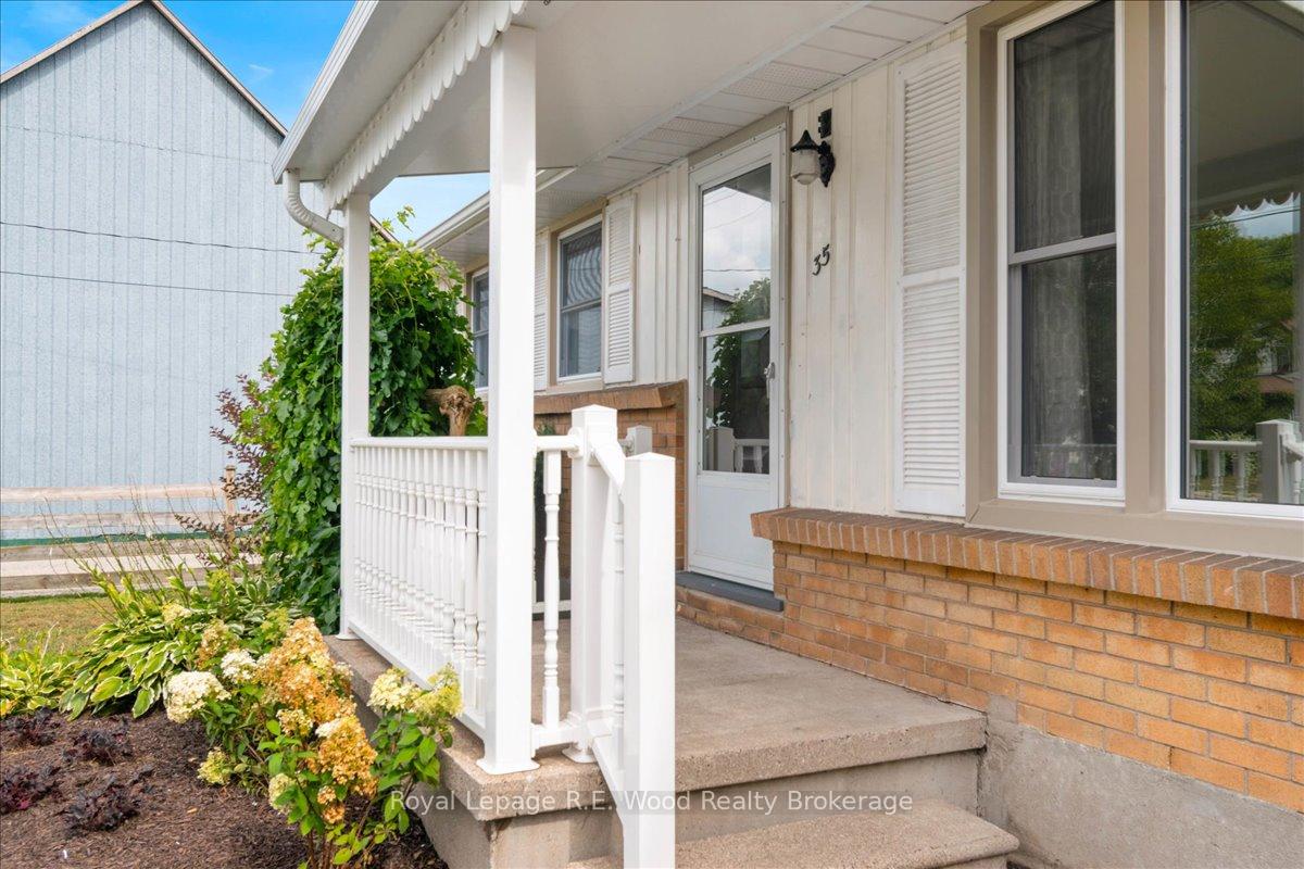 Photo 3 of 35 Sanders Street, Tillsonburg — HOMEH