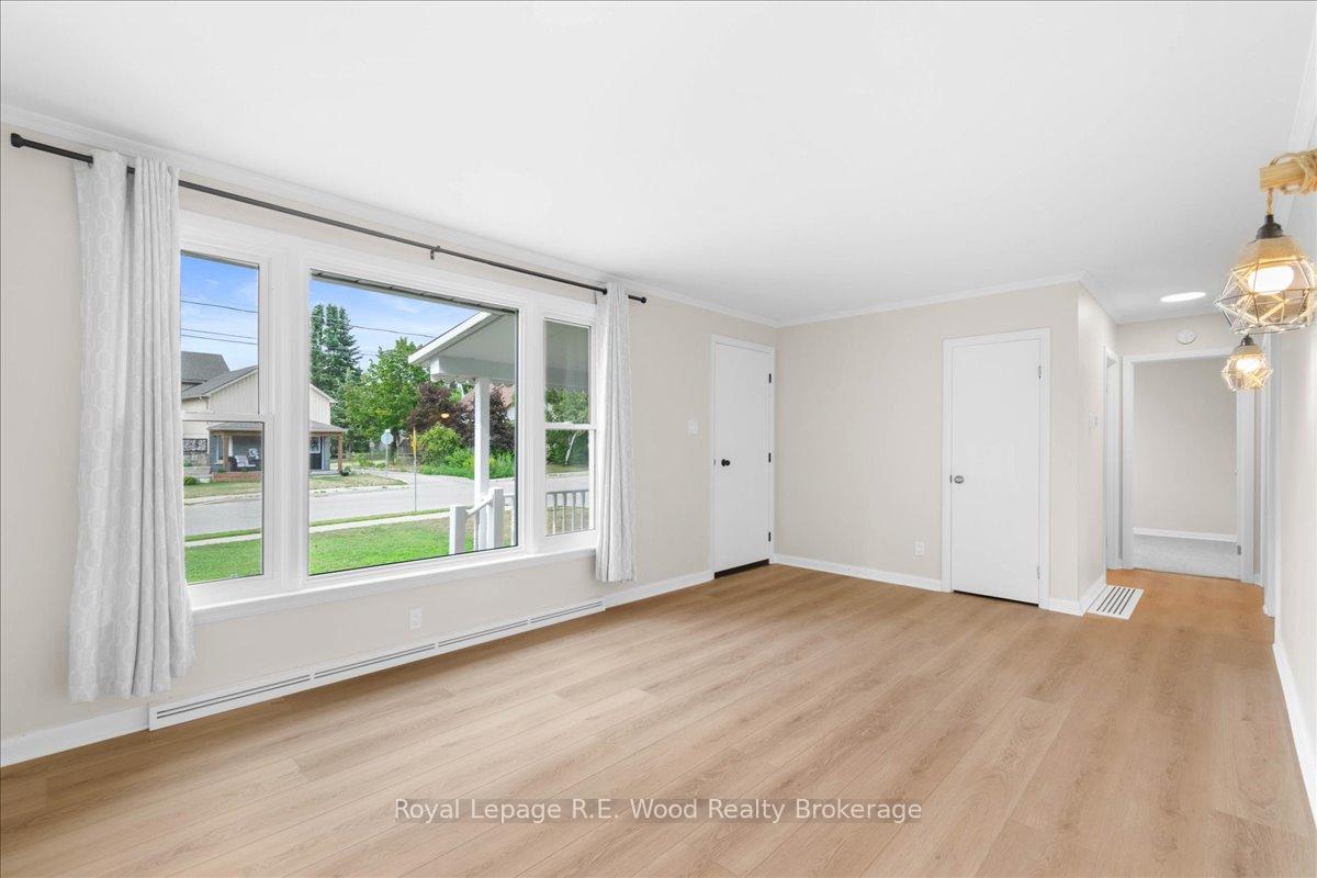 Photo 5 of 35 Sanders Street, Tillsonburg — HOMEH
