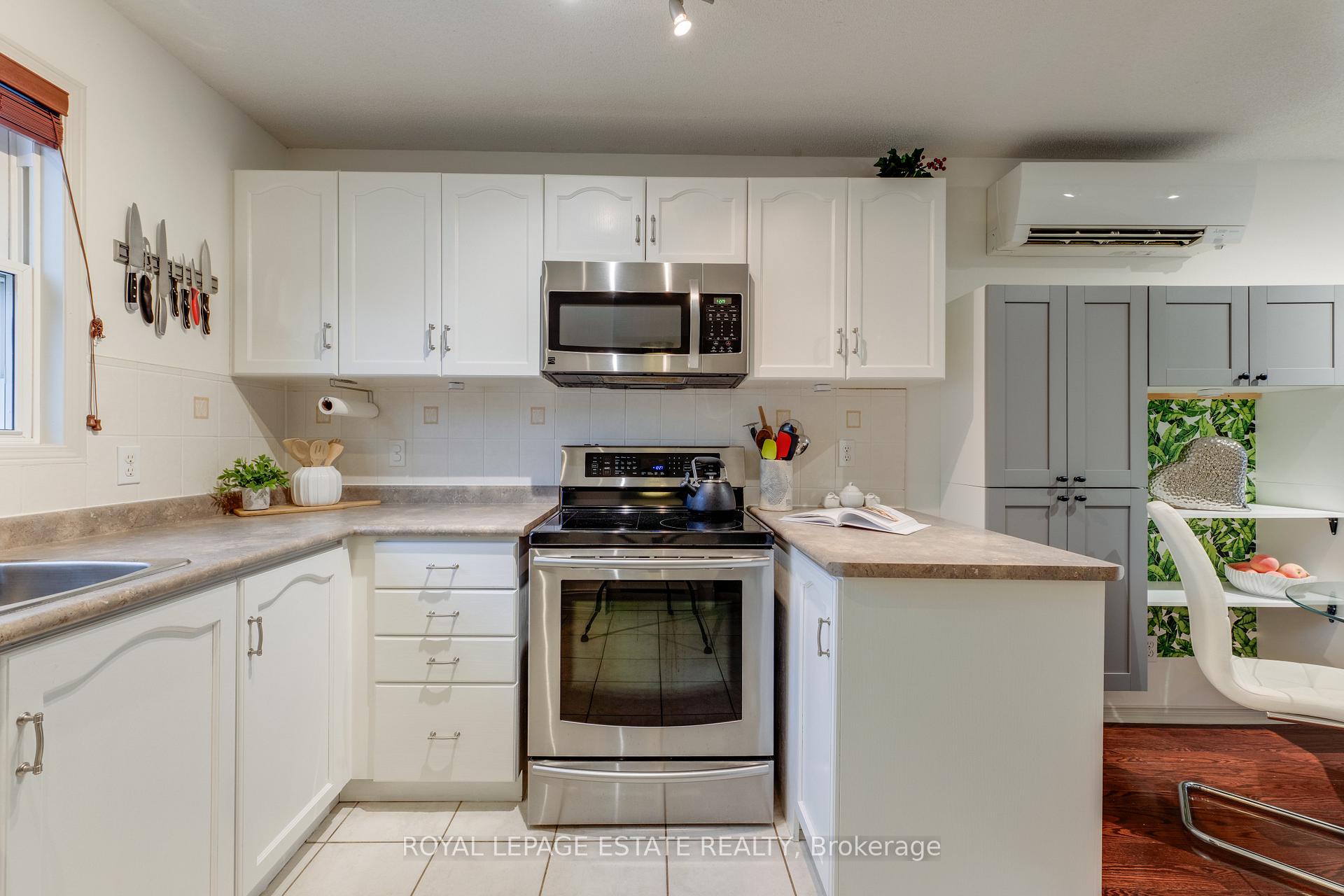 Photo 4 of 40 Poulett Street, Toronto, Moss Park — HOMEH