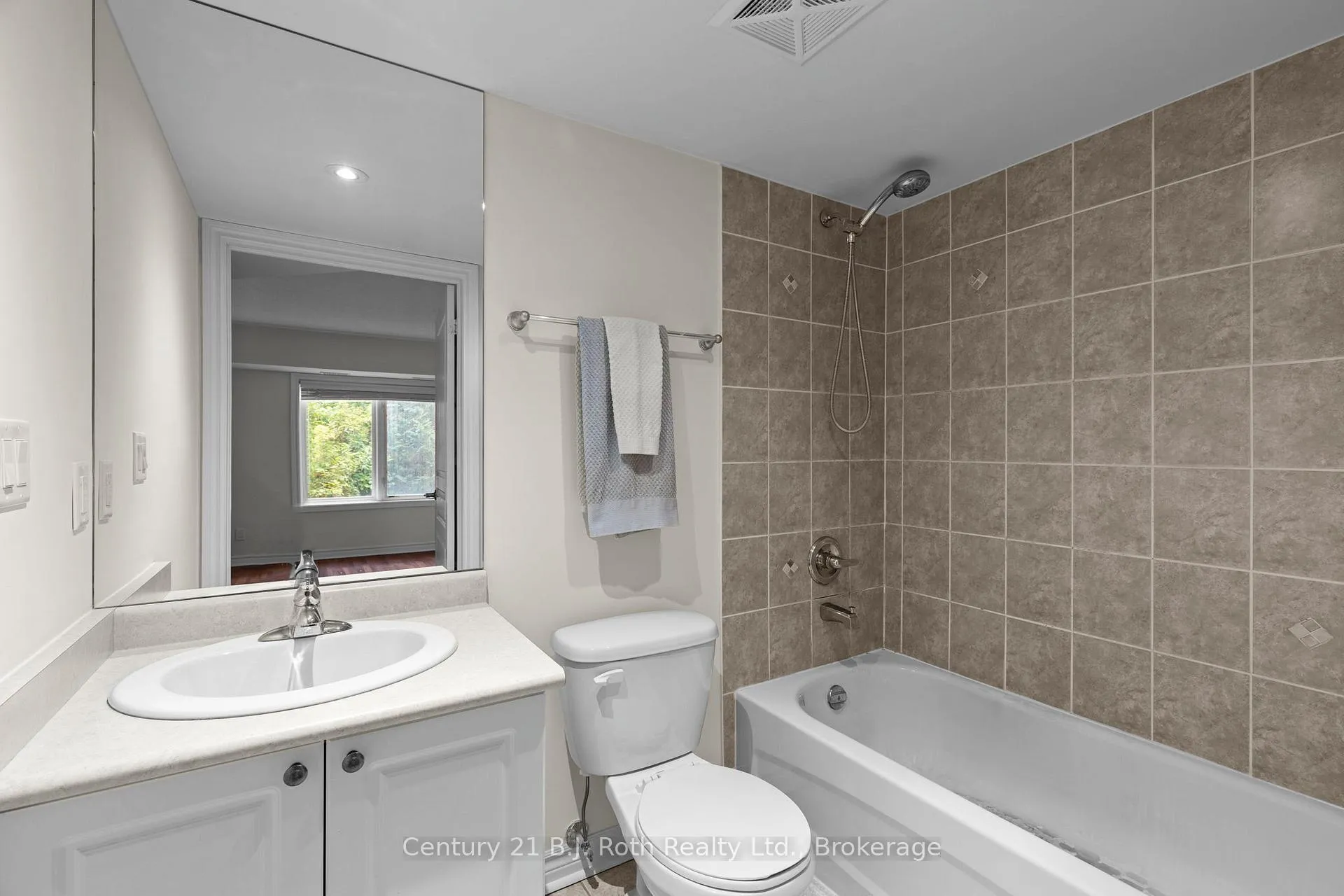 Photo 15 of Unit 104, 4 Brandy Lane Drive, Collingwood — HOMEH