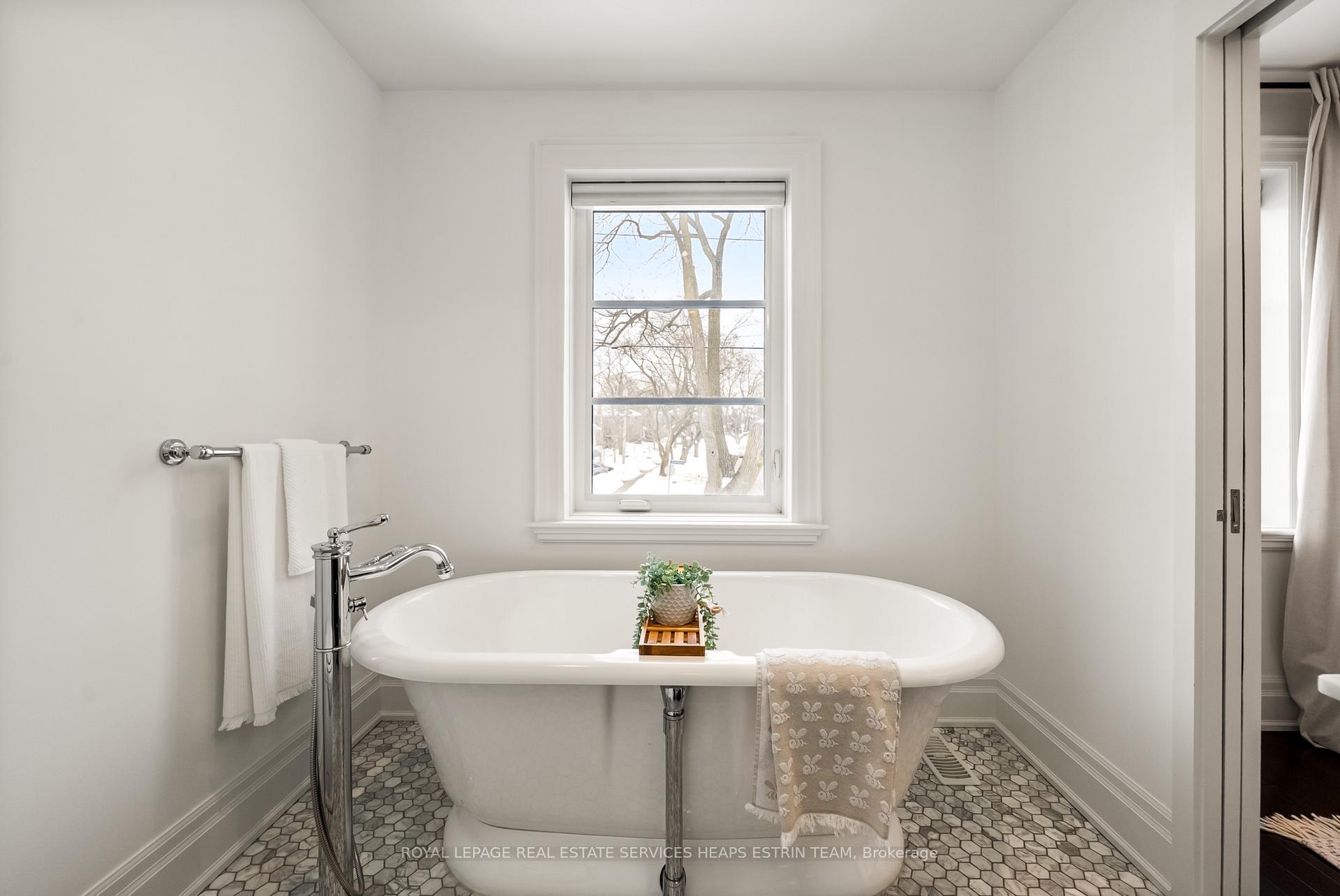 Photo 18 of 31 Sutherland Drive, Toronto, Leaside — HOMEH