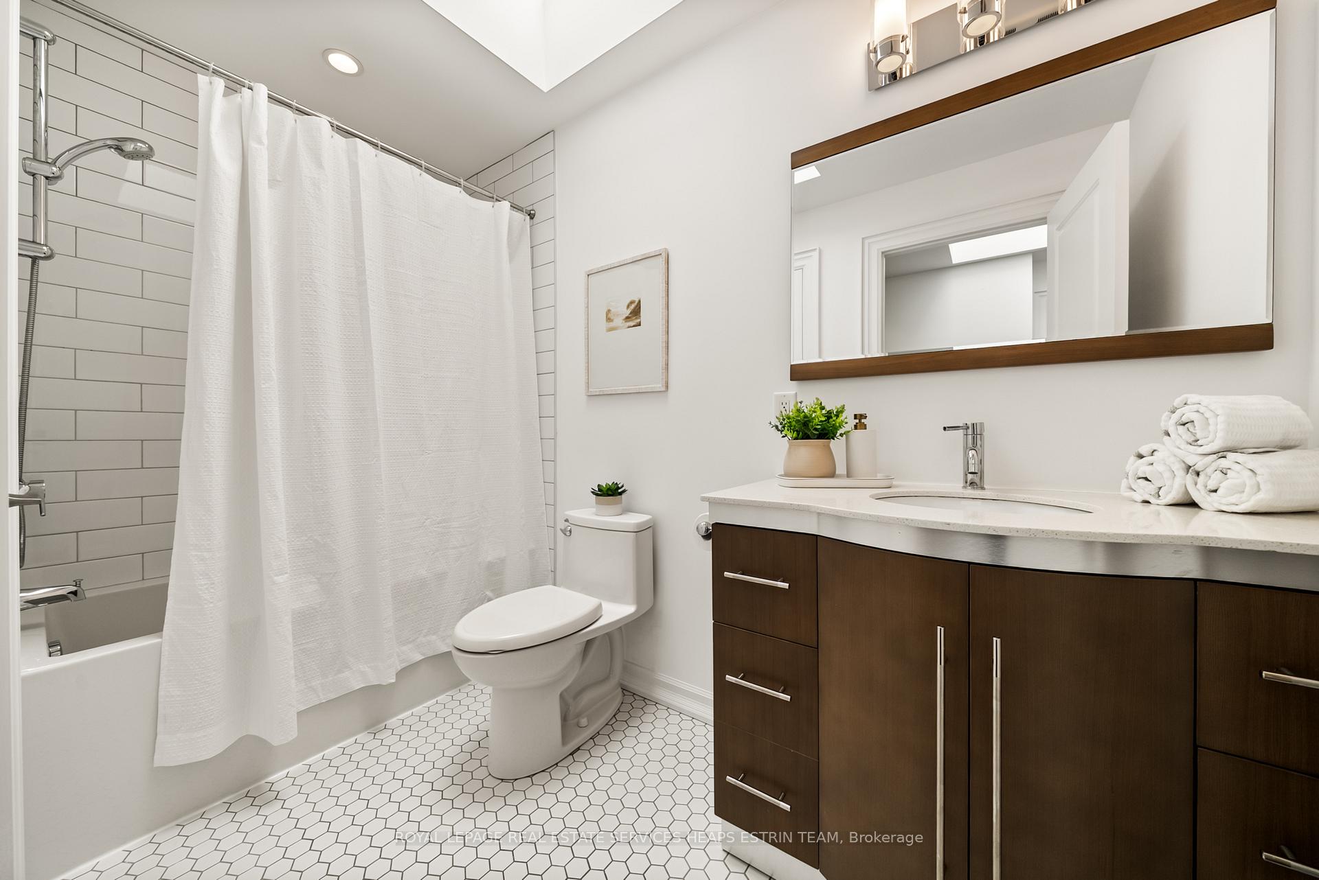 Photo 21 of 31 Sutherland Drive, Toronto, Leaside — HOMEH