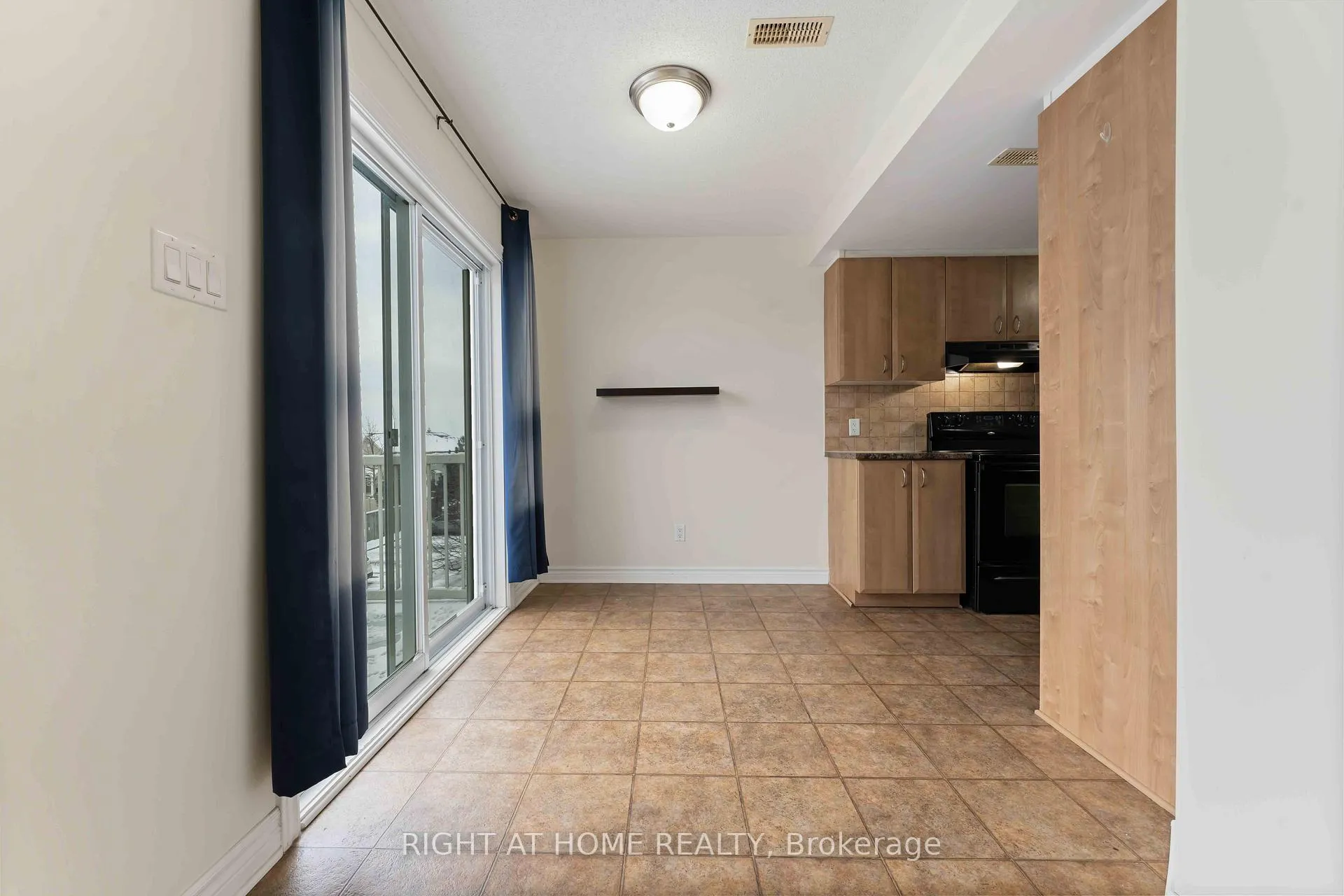 Photo 6 of Unit B, 574 Chapman Mills Drive, Ottawa, Barrhaven - Strandherd — HOMEH