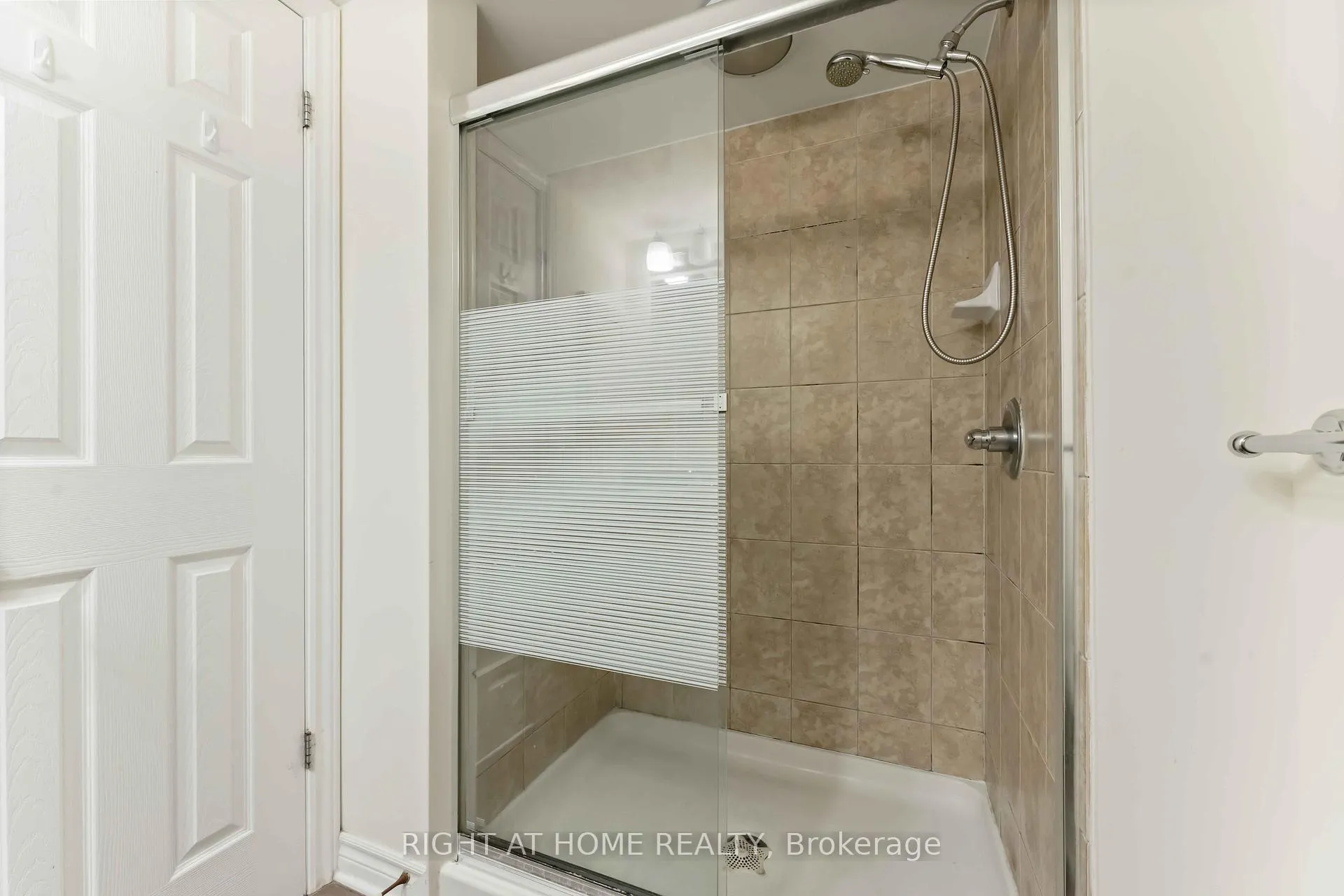 Photo 12 of Unit B, 574 Chapman Mills Drive, Ottawa, Barrhaven - Strandherd — HOMEH