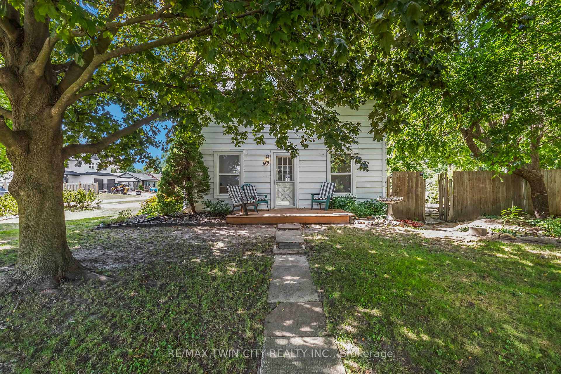 Photo 2 of 162 Adelaide Street, Strathroy-Caradoc, SW — HOMEH