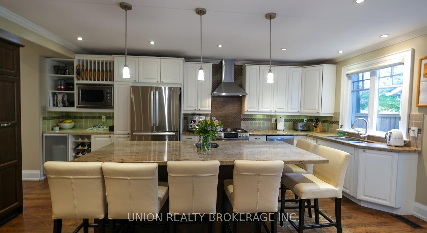 Photo 12 of 22 Beaufort Road, Toronto, The Beaches — HOMEH