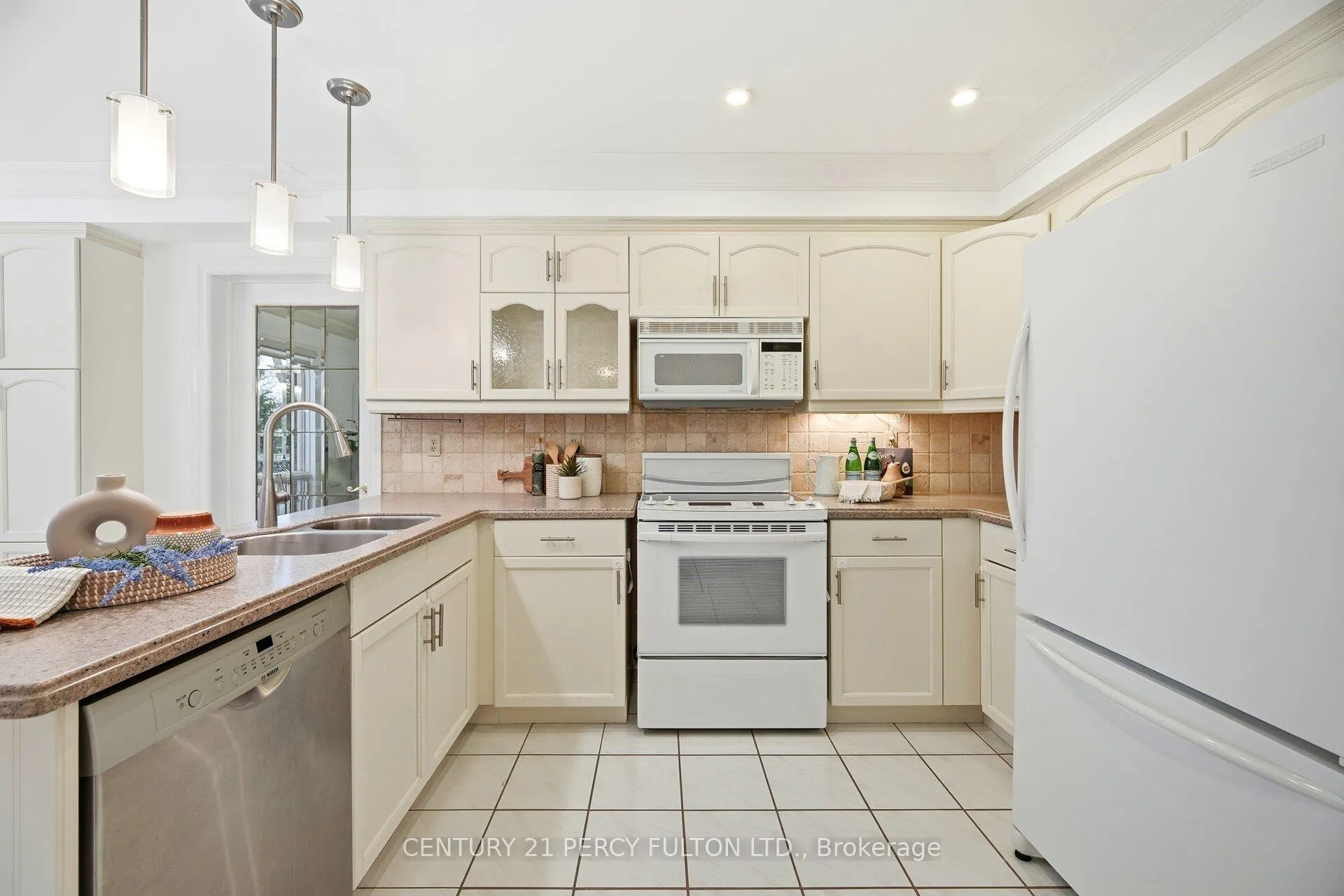Photo 11 of 896 Darwin Drive, Pickering, Dunbarton — HOMEH