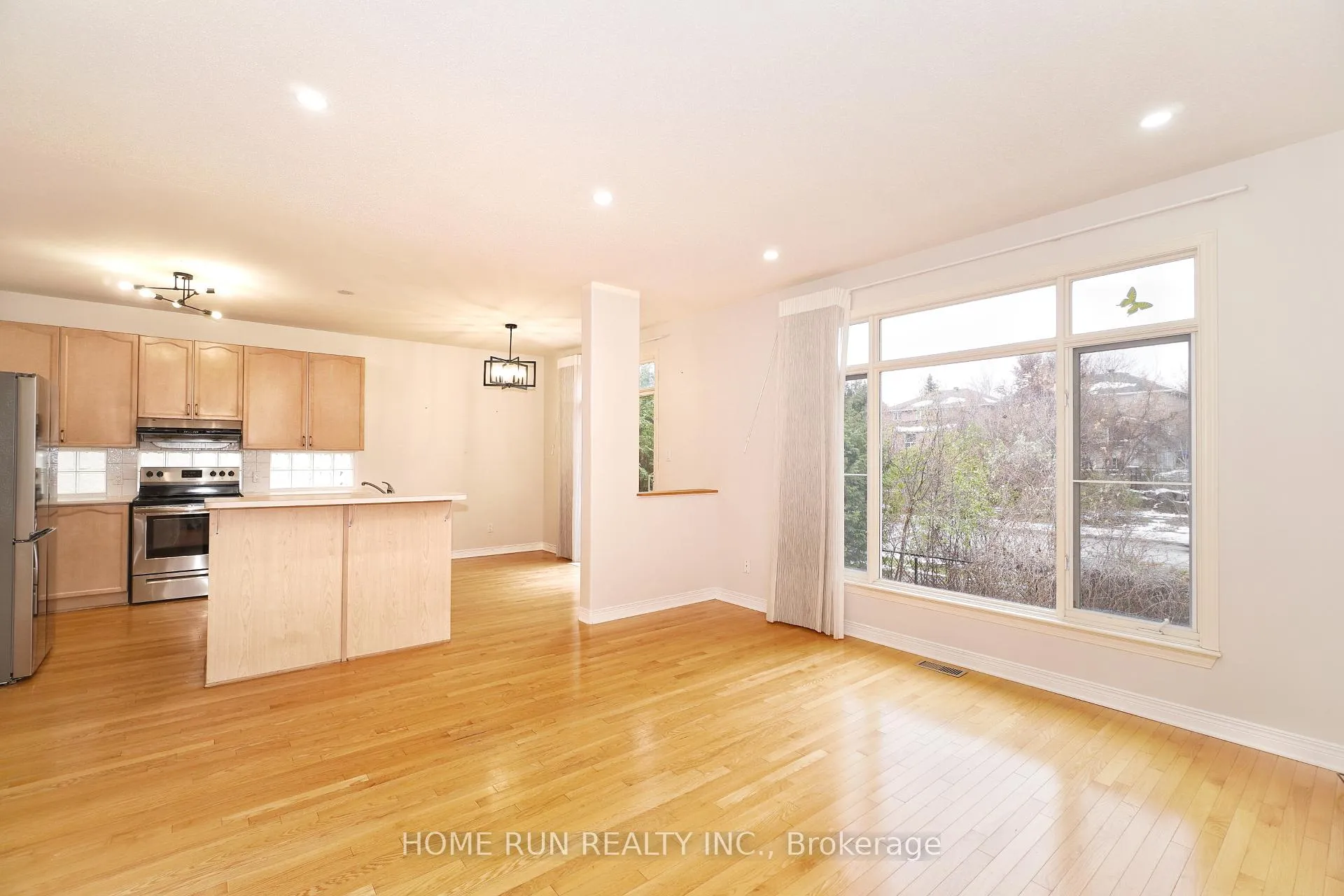 Photo 9 of 15 Evanshen Crescent, Ottawa, Kanata - Kanata Lakes/Heritage Hills — HOMEH