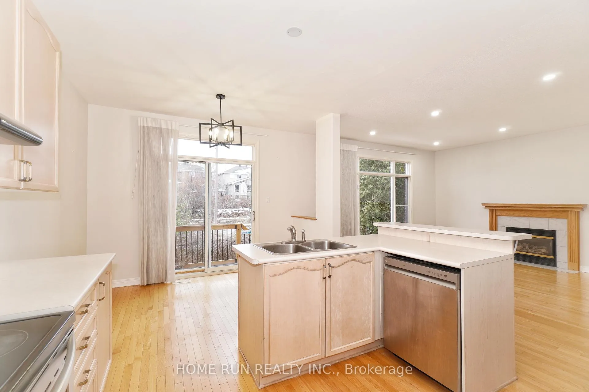Photo 13 of 15 Evanshen Crescent, Ottawa, Kanata - Kanata Lakes/Heritage Hills — HOMEH