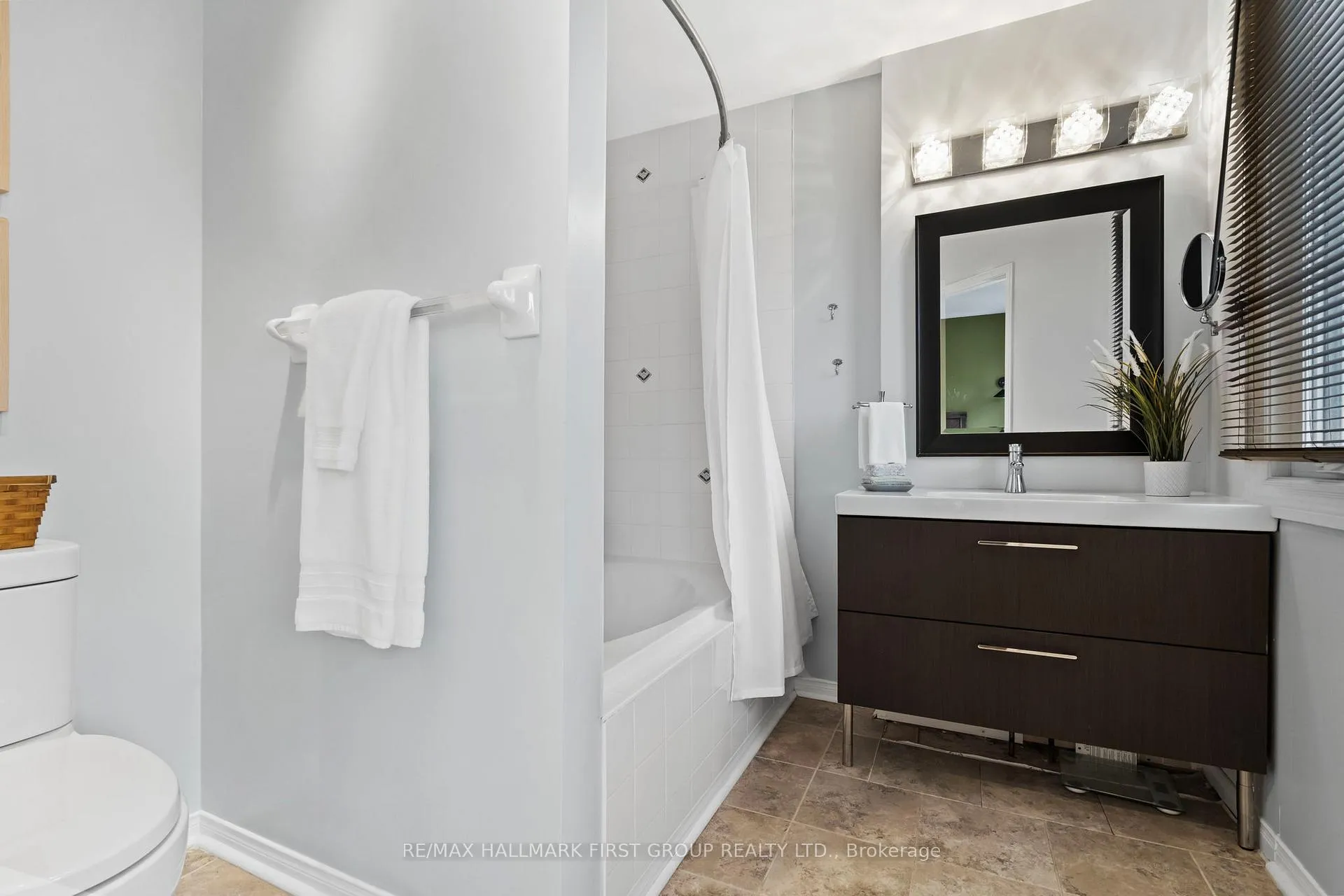 Photo 25 of 1696 Woodgate Trail, Oshawa, Samac — HOMEH