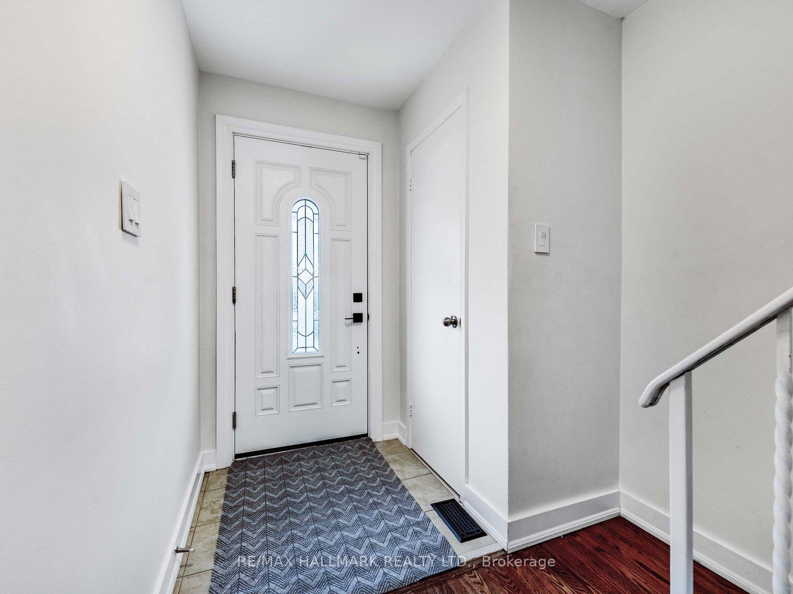 Photo 2 of 33 Everett Crescent, Toronto, Woodbine-Lumsden — HOMEH