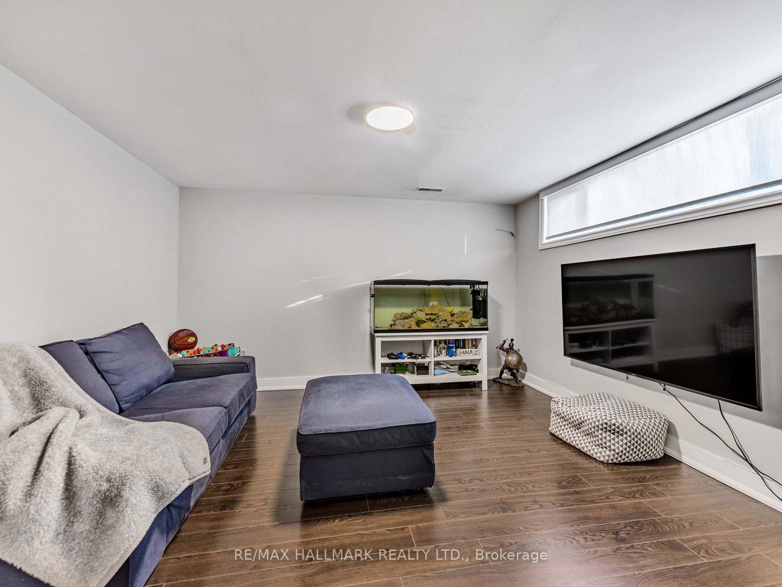 Photo 5 of 33 Everett Crescent, Toronto, Woodbine-Lumsden — HOMEH