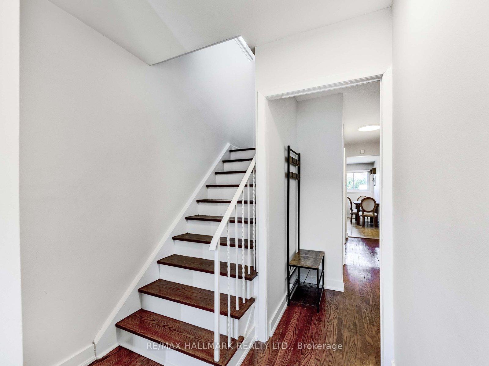 Photo 11 of 33 Everett Crescent, Toronto, Woodbine-Lumsden — HOMEH