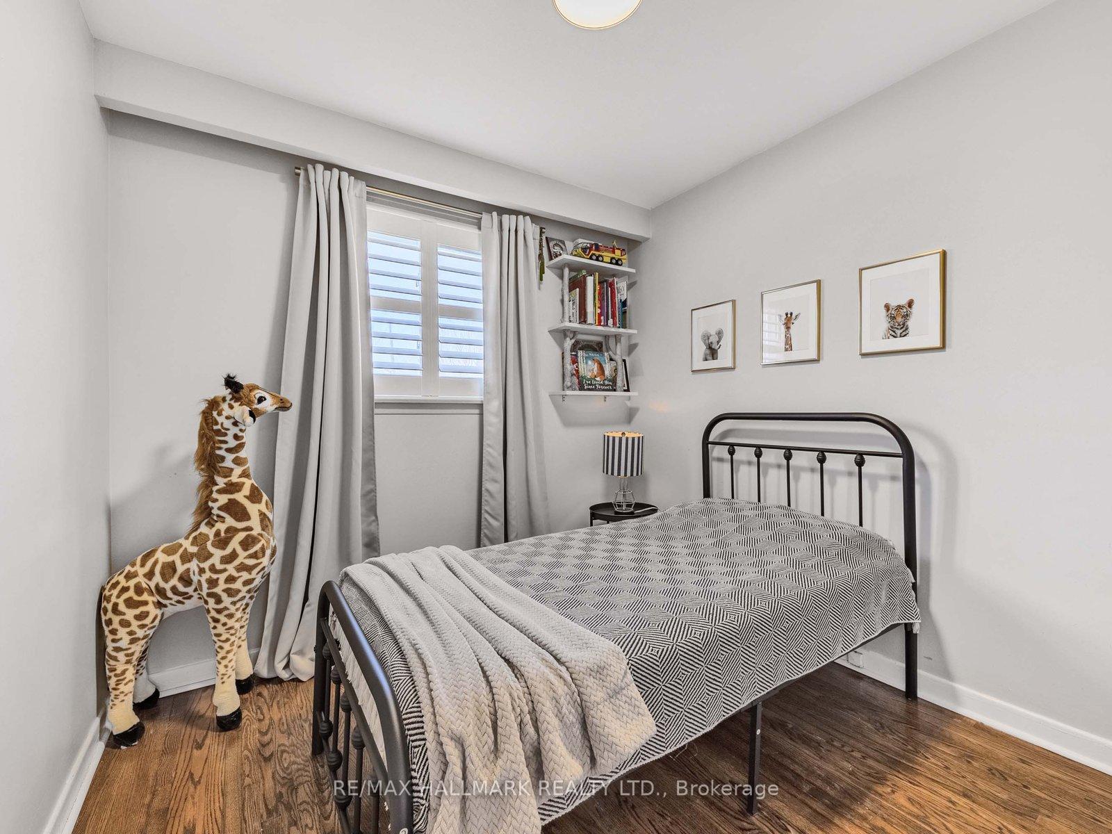 Photo 13 of 33 Everett Crescent, Toronto, Woodbine-Lumsden — HOMEH