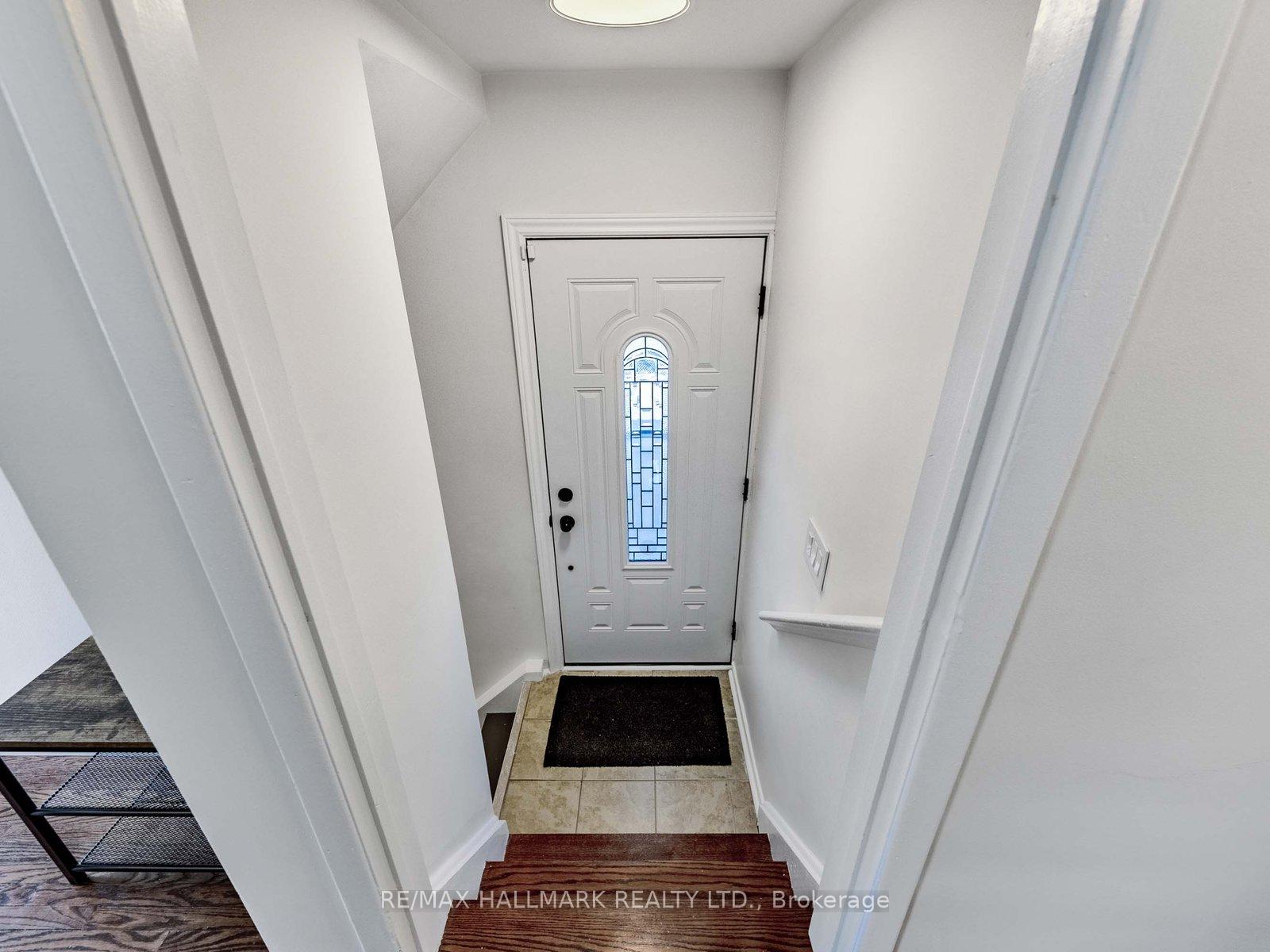 Photo 23 of 33 Everett Crescent, Toronto, Woodbine-Lumsden — HOMEH