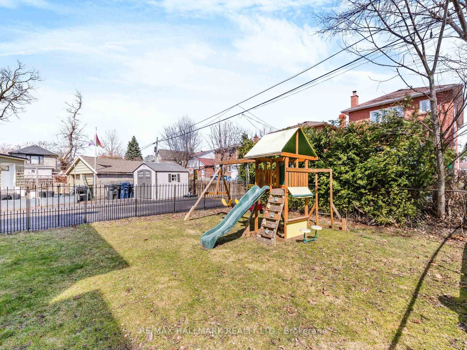 Photo 24 of 33 Everett Crescent, Toronto, Woodbine-Lumsden — HOMEH