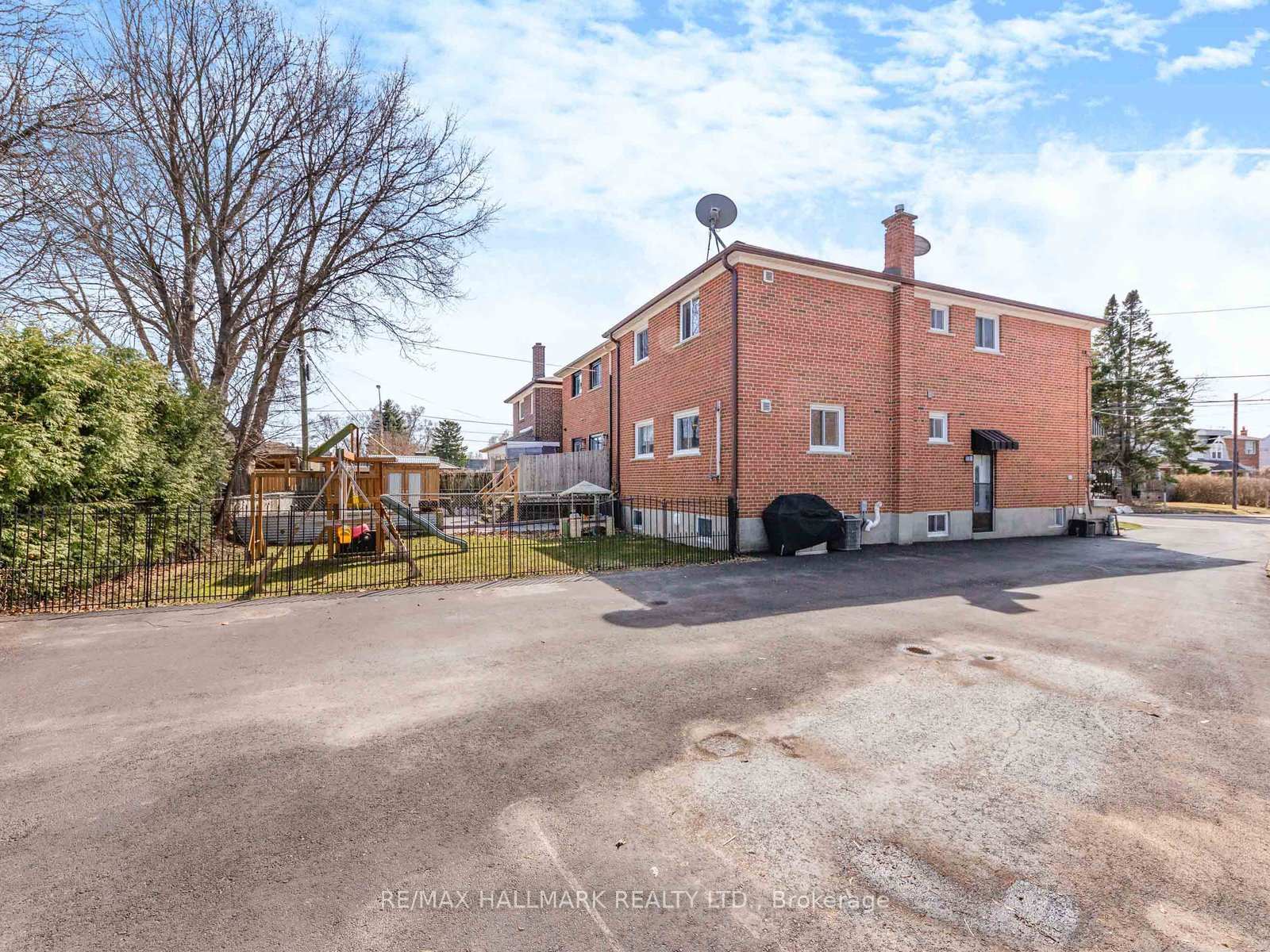 Photo 25 of 33 Everett Crescent, Toronto, Woodbine-Lumsden — HOMEH