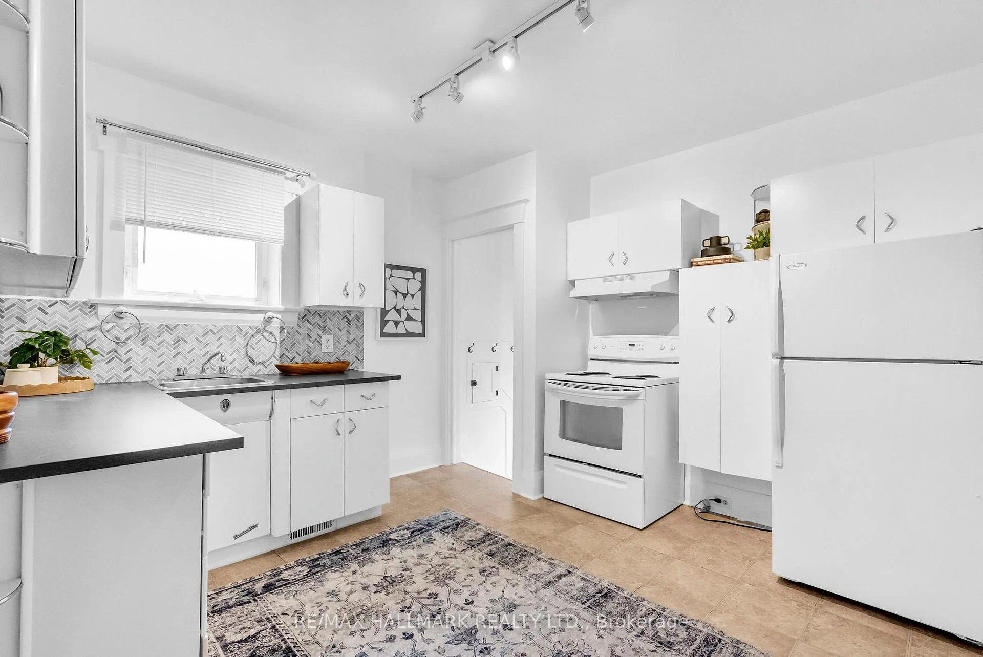 Photo 15 of 2099 Gerrard Street E, Toronto, East End-Danforth — HOMEH