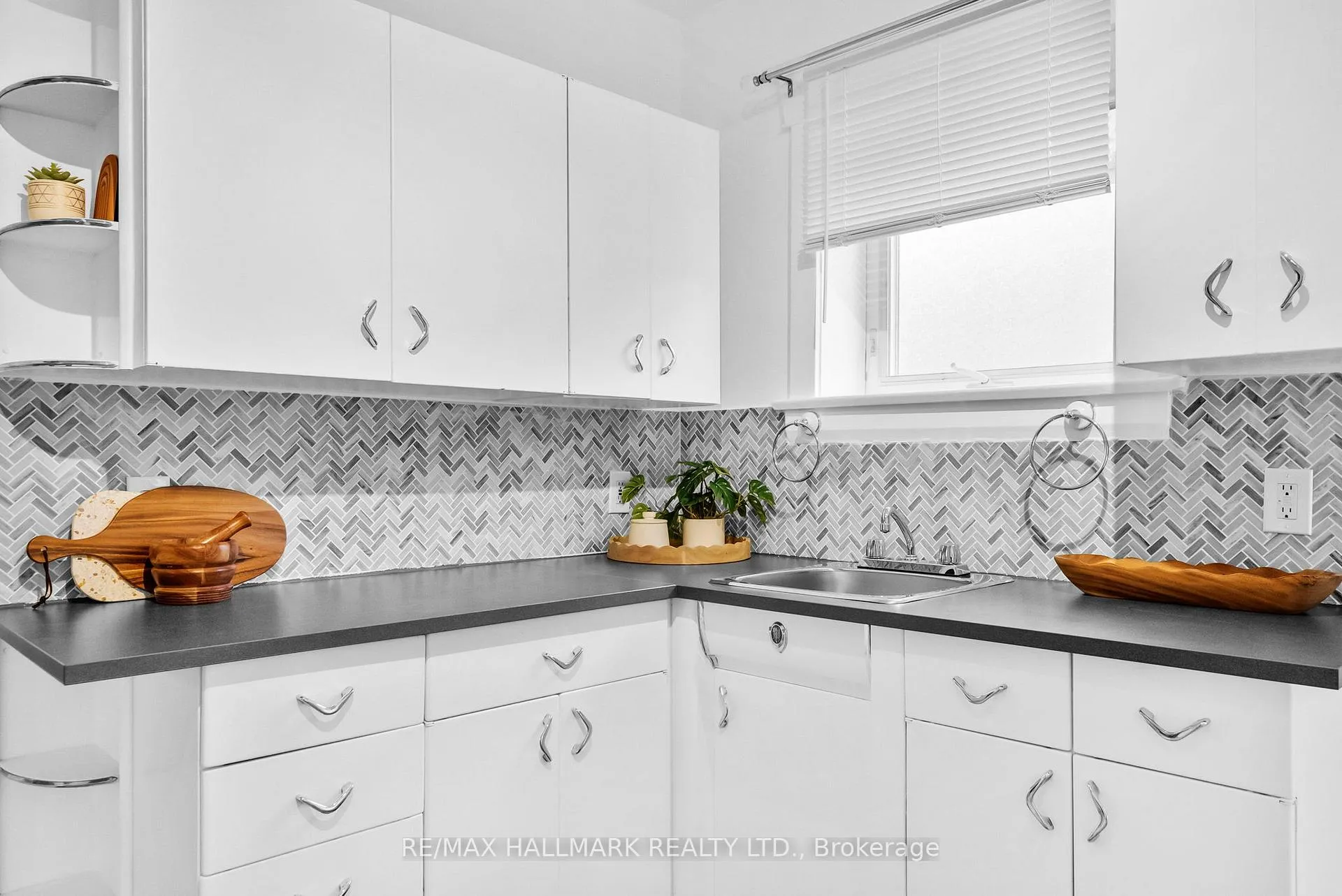 Photo 17 of 2099 Gerrard Street E, Toronto, East End-Danforth — HOMEH