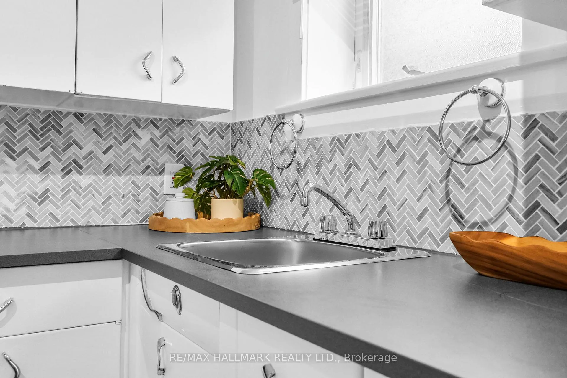 Photo 18 of 2099 Gerrard Street E, Toronto, East End-Danforth — HOMEH