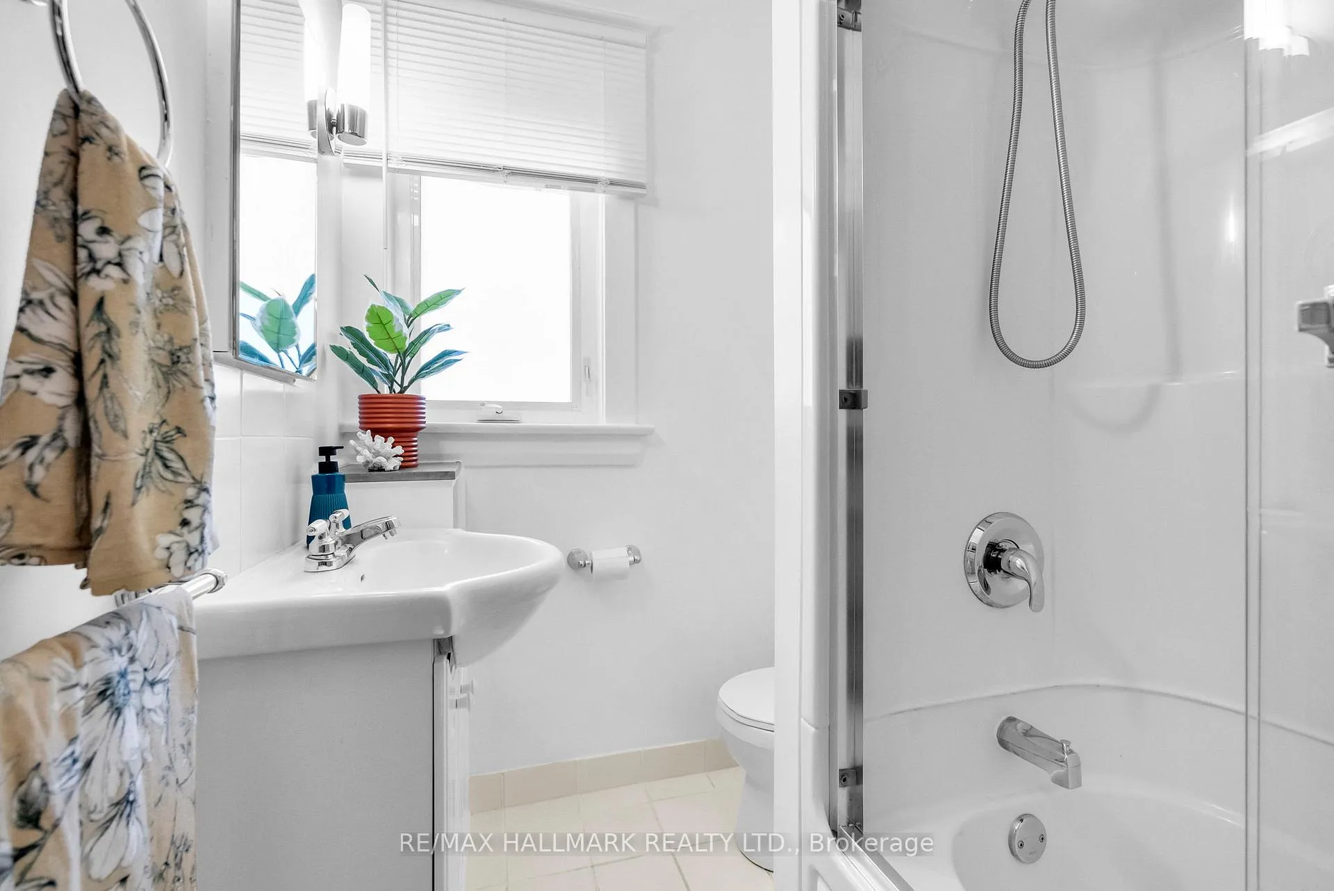 Photo 24 of 2099 Gerrard Street E, Toronto, East End-Danforth — HOMEH