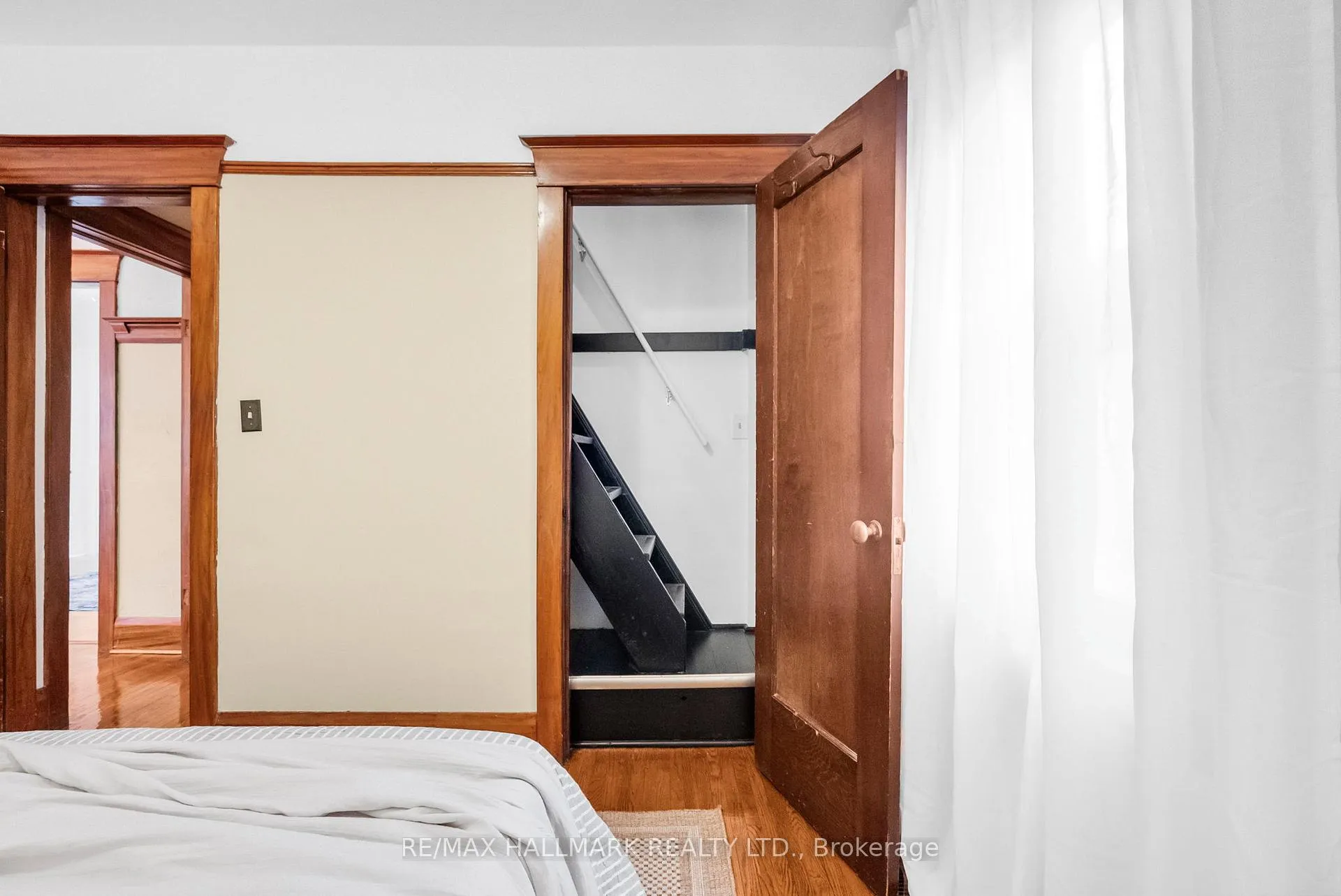Photo 27 of 2099 Gerrard Street E, Toronto, East End-Danforth — HOMEH