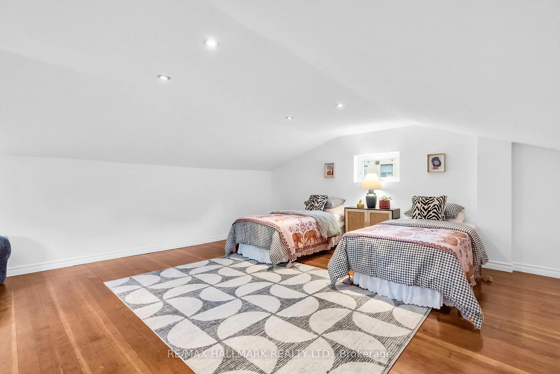 Photo 28 of 2099 Gerrard Street E, Toronto, East End-Danforth — HOMEH