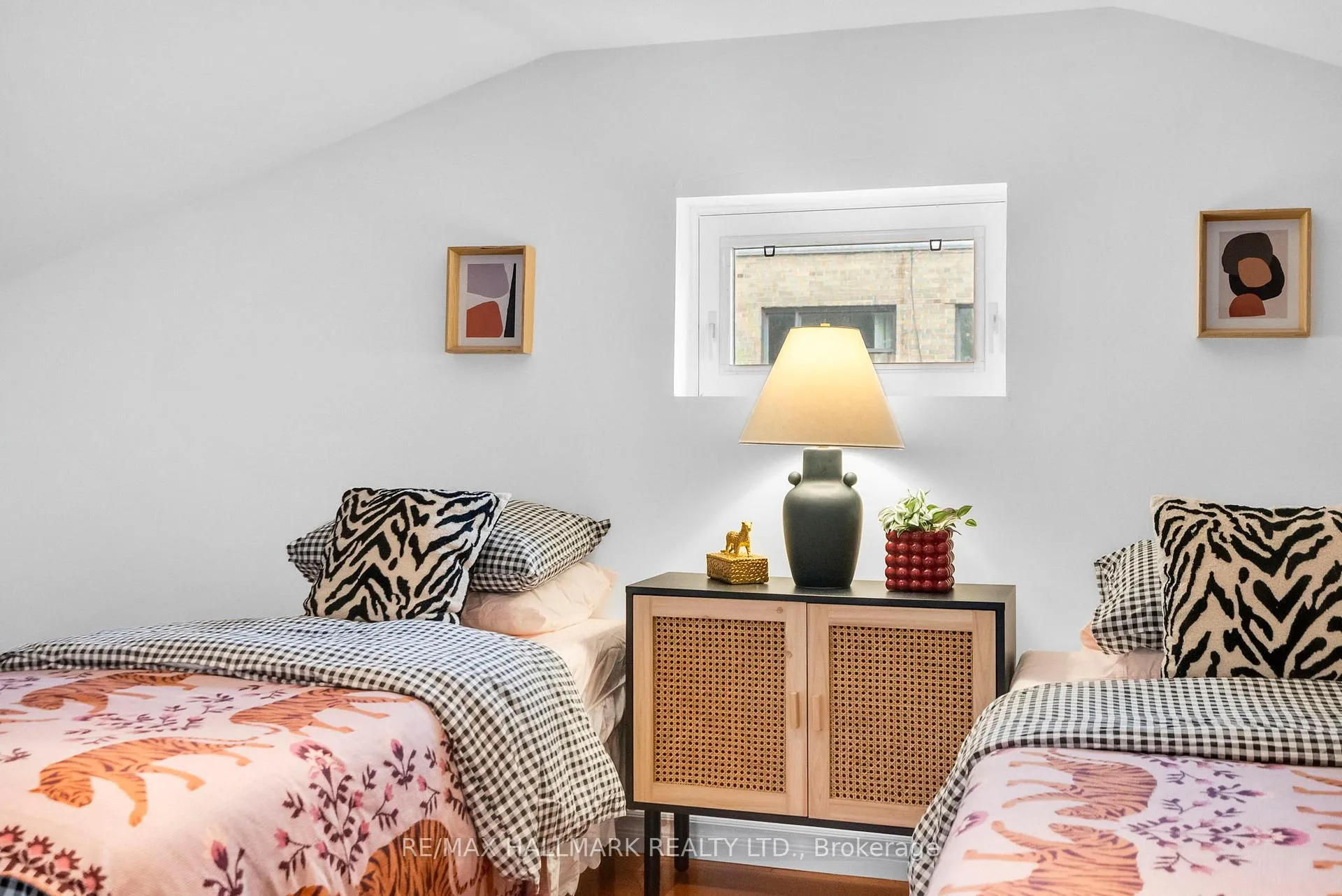 Photo 33 of 2099 Gerrard Street E, Toronto, East End-Danforth — HOMEH