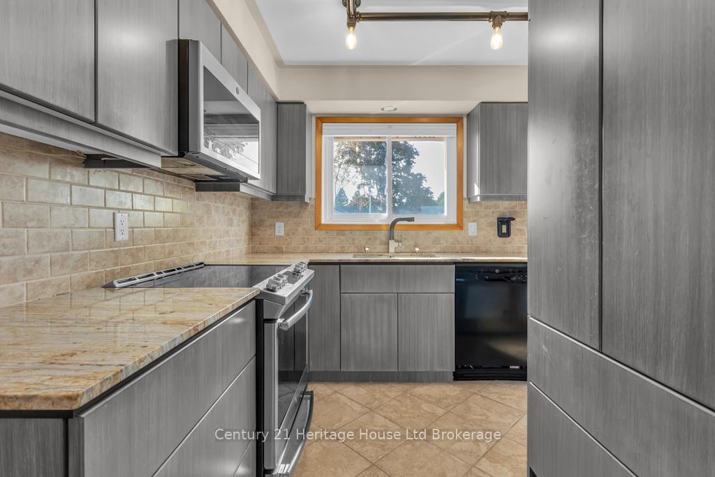 Photo 2 of 12 Camdon Court, Tillsonburg — HOMEH