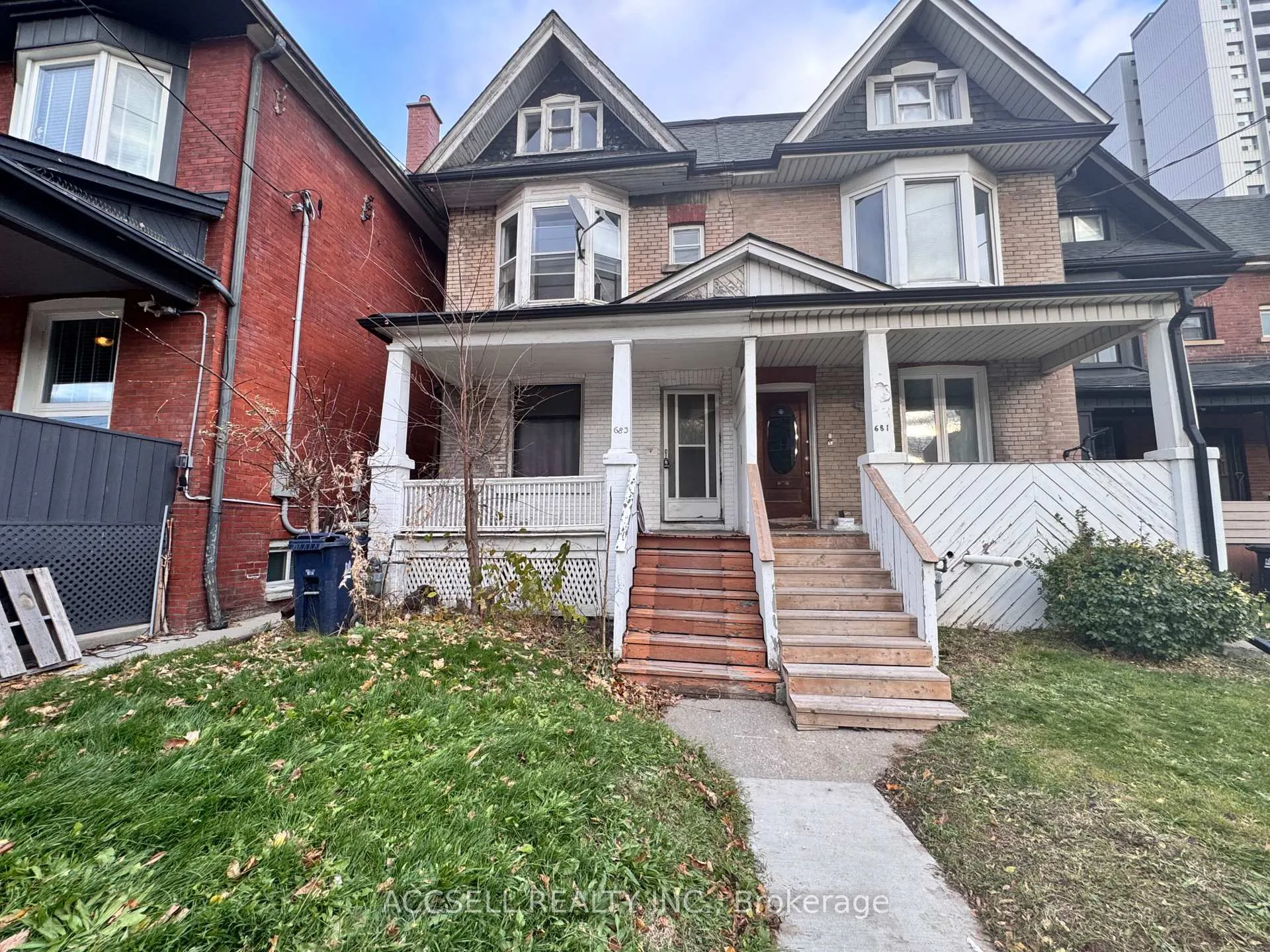 Front of 683 Broadview Avenue