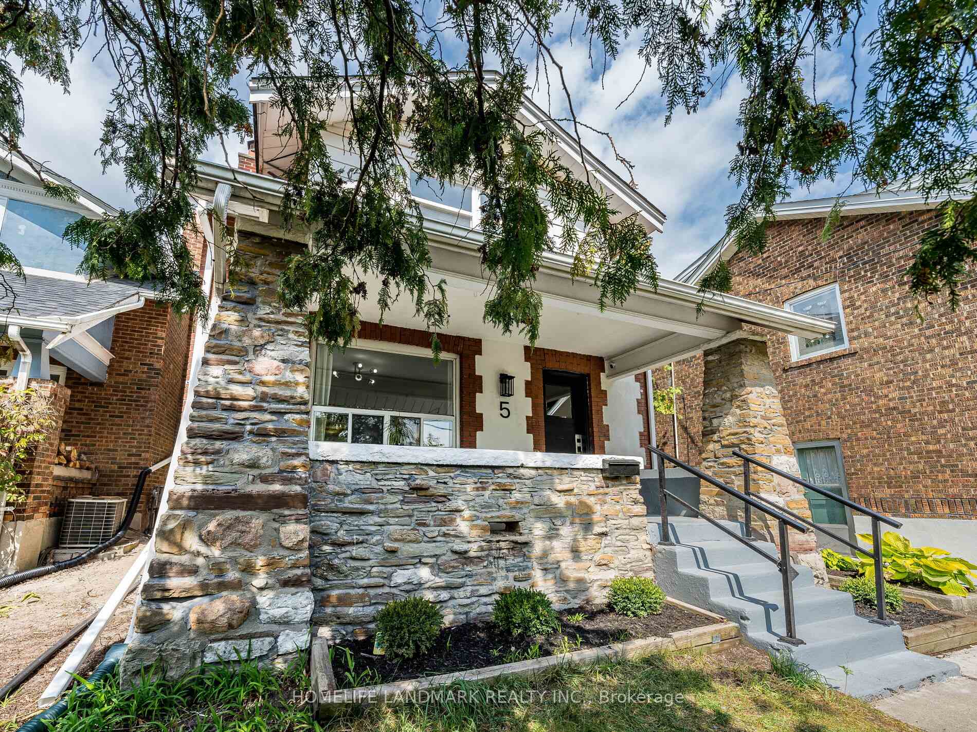 Photo 2 of 5 Beachview Crescent, Toronto, East End-Danforth — HOMEH