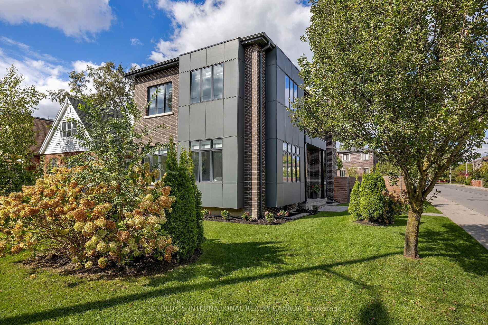Photo 4 of 146 Divadale Drive, Toronto, Leaside — HOMEH