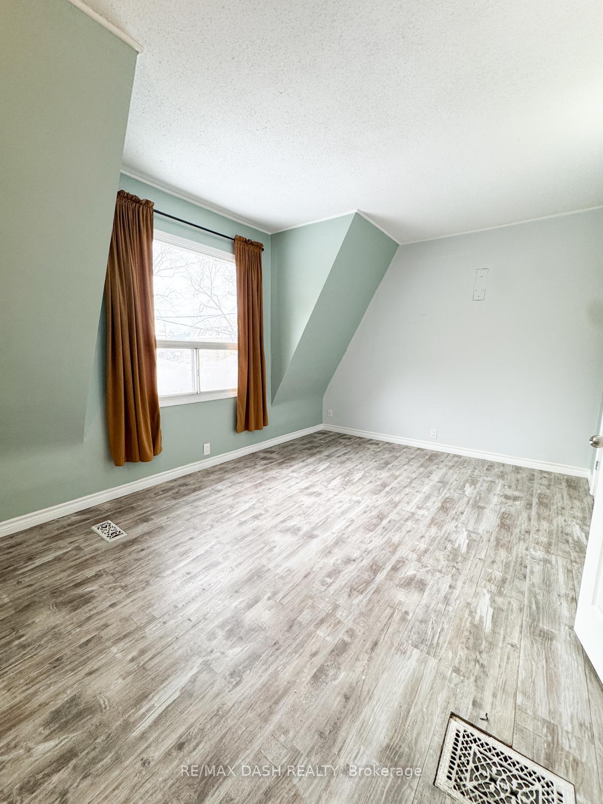 Photo 11 of 39 Woodward Avenue, Toronto, Greenwood-Coxwell — HOMEH