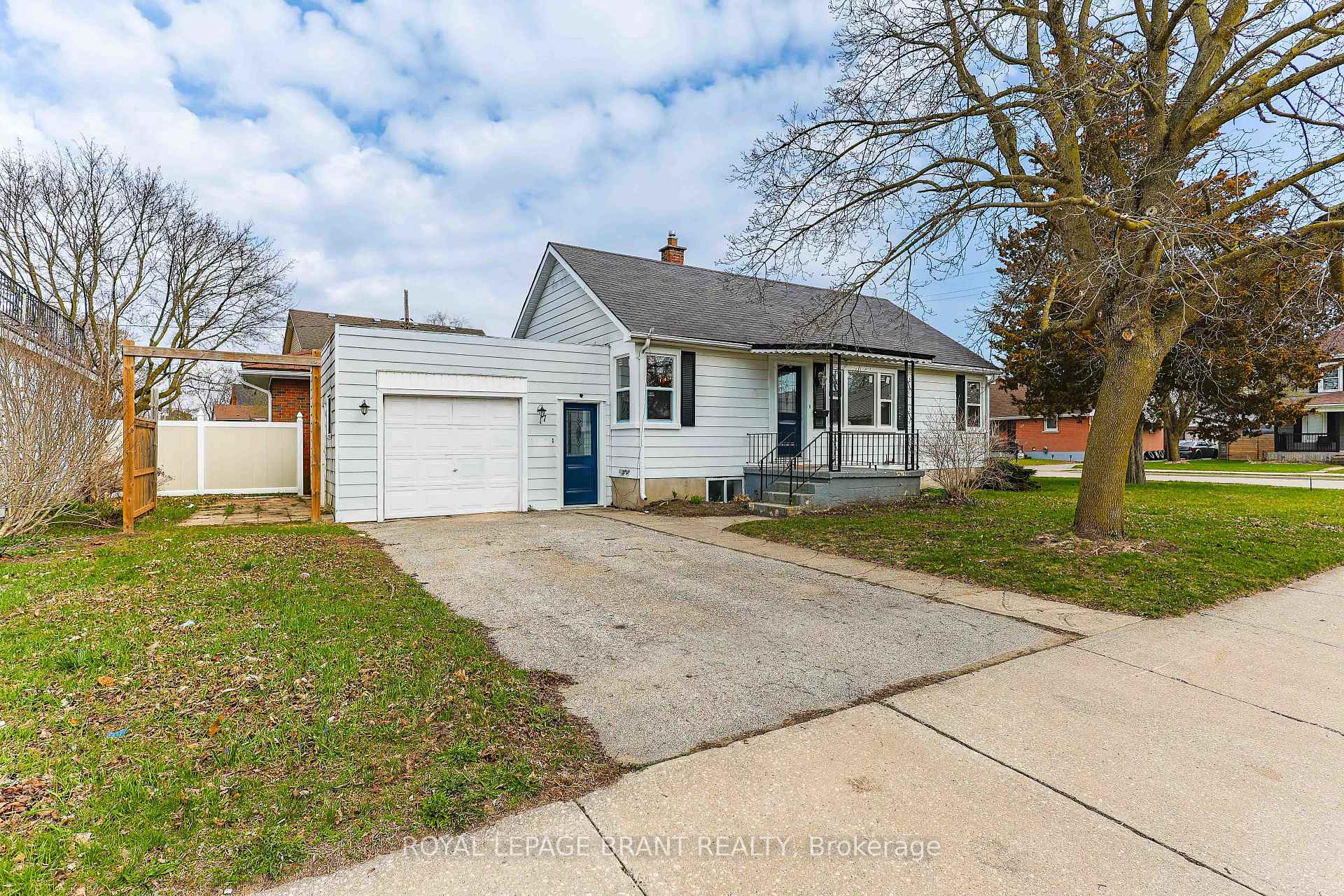 Photo 2 of 17 Hardy Avenue, Tillsonburg — HOMEH