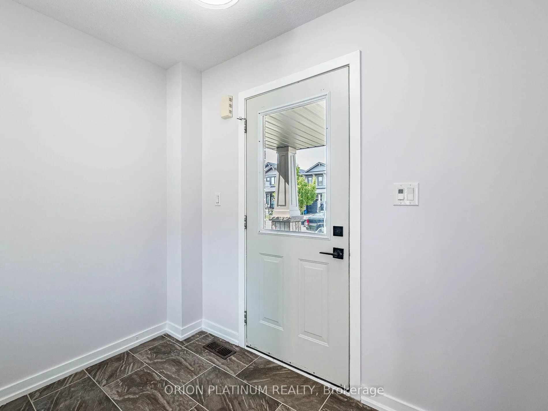 Photo 4 of 12 Bradshaw Drive, Hamilton, Stoney Creek Mountain — HOMEH