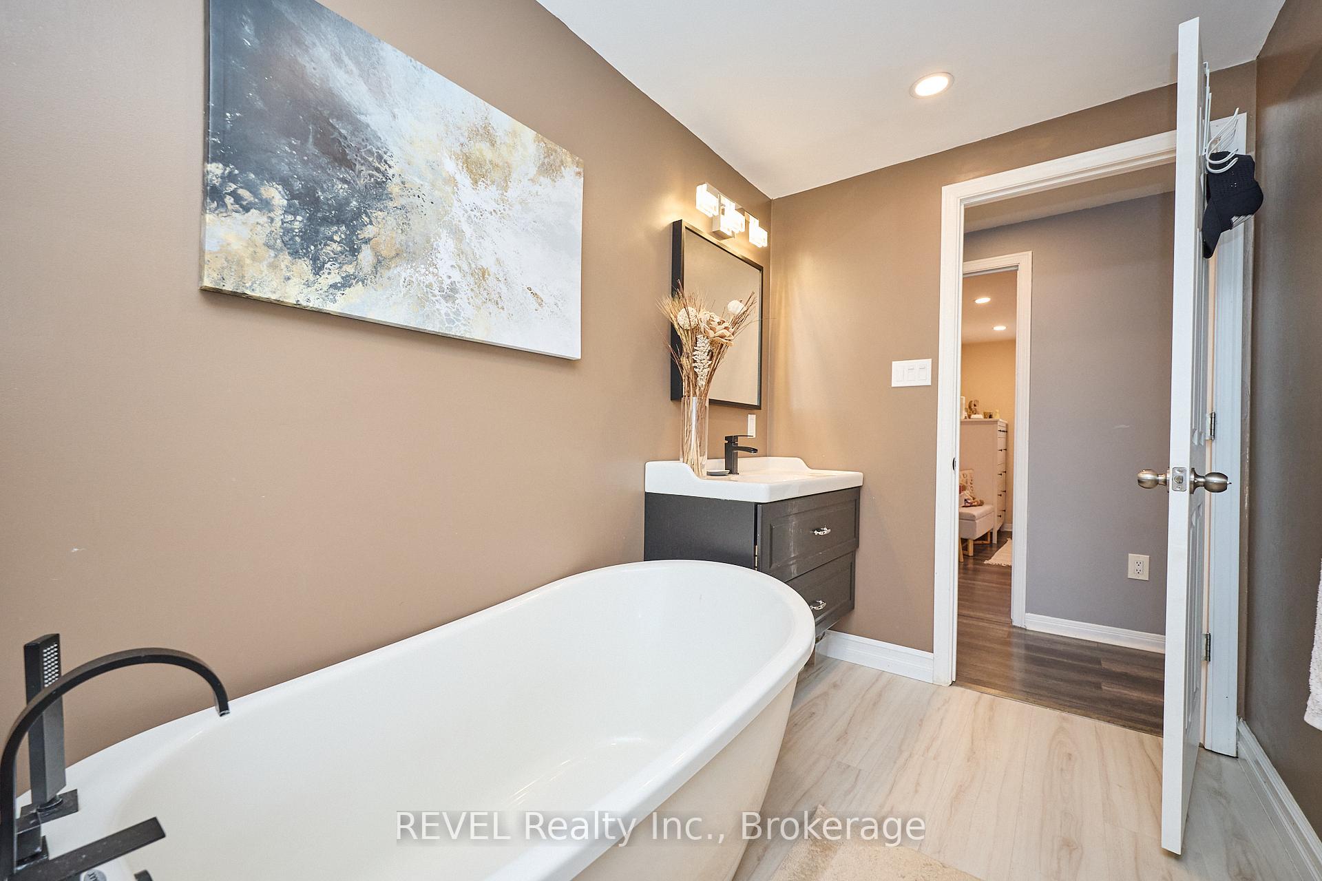 Photo 28 of 35 Romy Crescent, Thorold, Confederation Heights — HOMEH