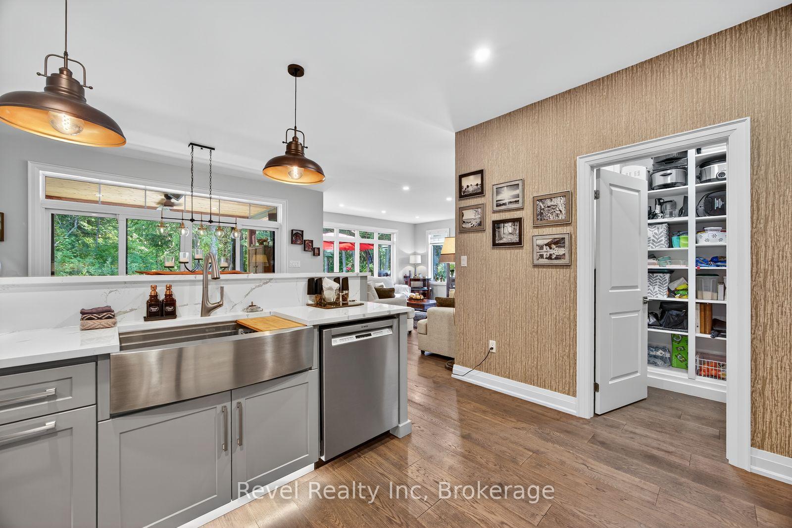 Photo 14 of 517 Silverbirch Drive, Tiny, Rural Tiny — HOMEH