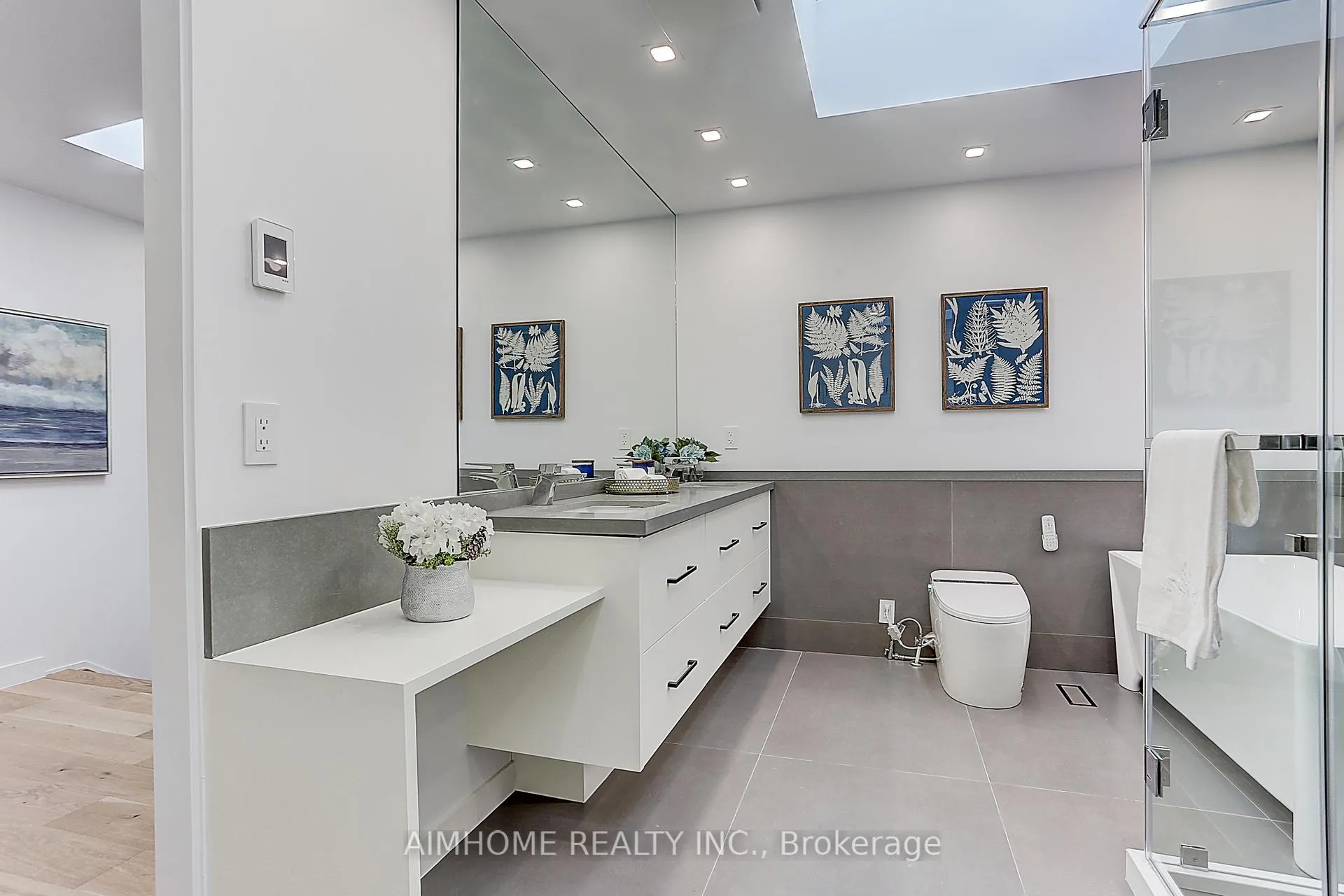 Photo 7 of upper 15 Holborne Avenue, Toronto, Danforth Village-East York — HOMEH