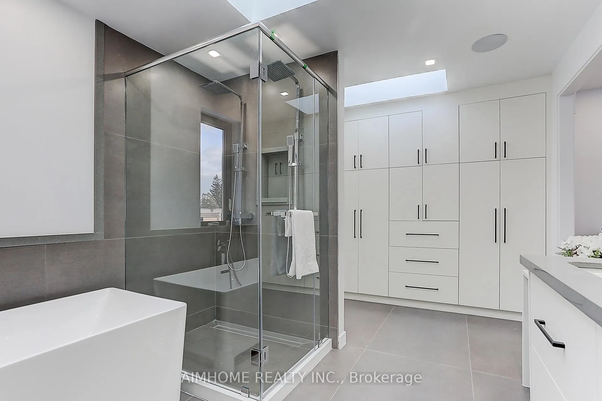 Photo 8 of upper 15 Holborne Avenue, Toronto, Danforth Village-East York — HOMEH