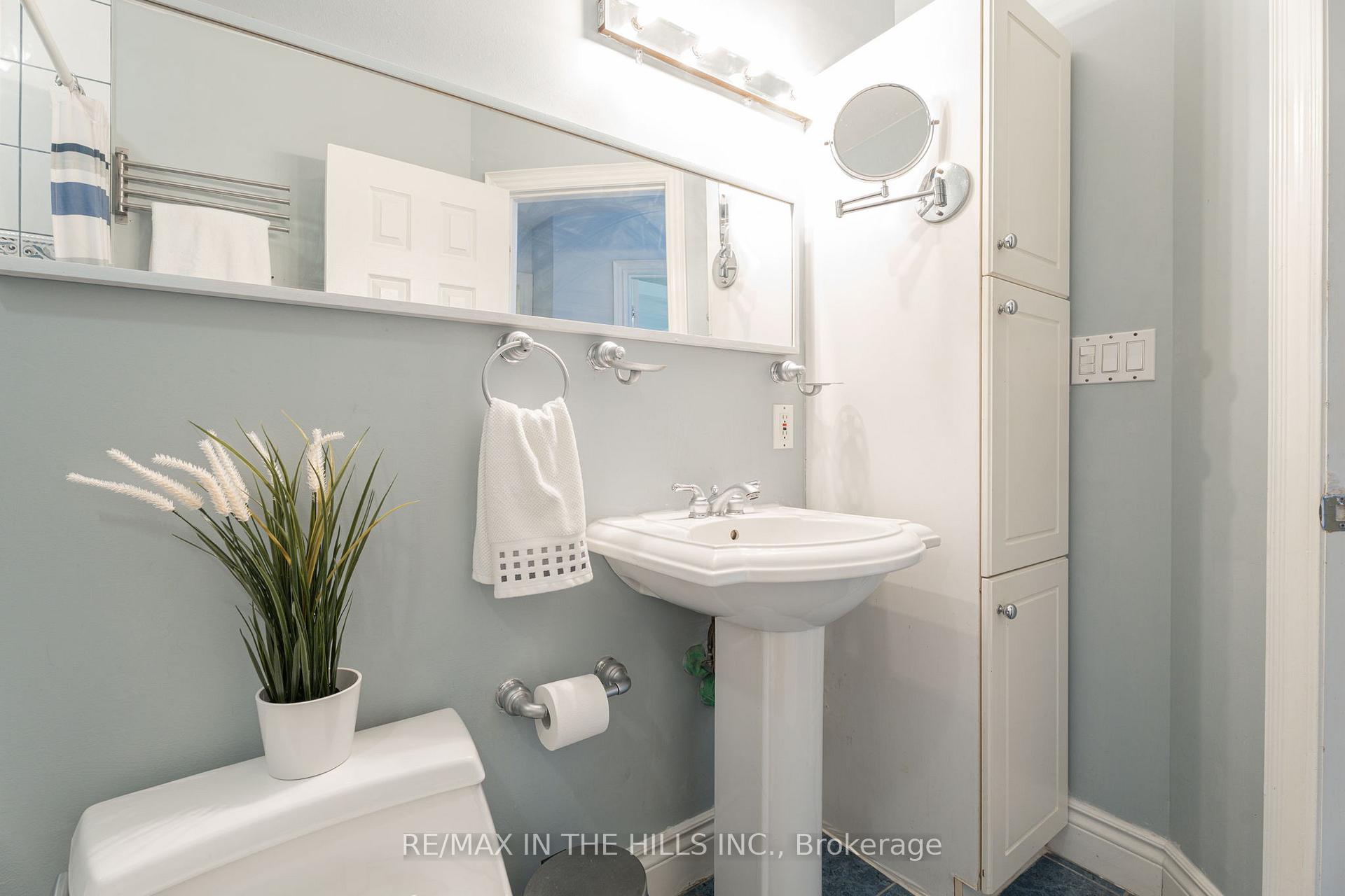 Photo 22 of Unit Upper Level, 165 Highbourne Road, Toronto, Yonge-Eglinton — HOMEH