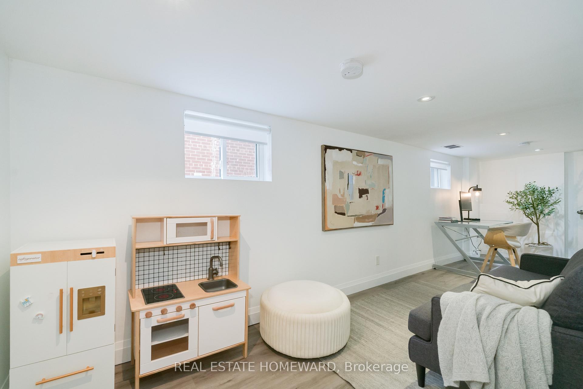 Photo 31 of 10 Norlong Boulevard, Toronto, East York — HOMEH