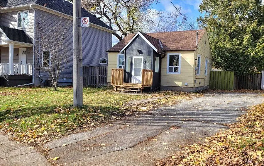Photo 4 of 10 Warvet Crescent, Toronto, O'Connor-Parkview — HOMEH