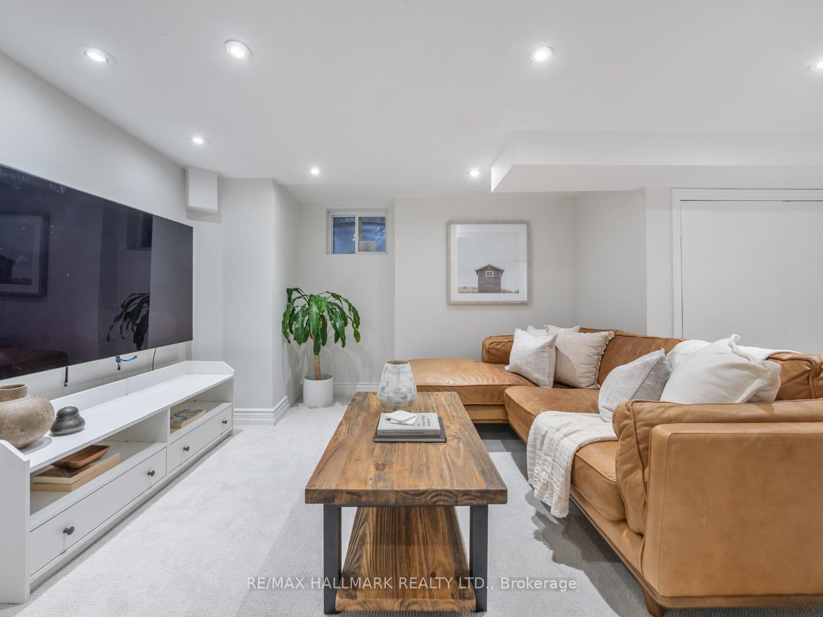 Photo 30 of 54 Avonlea Boulevard, Toronto, Crescent Town — HOMEH