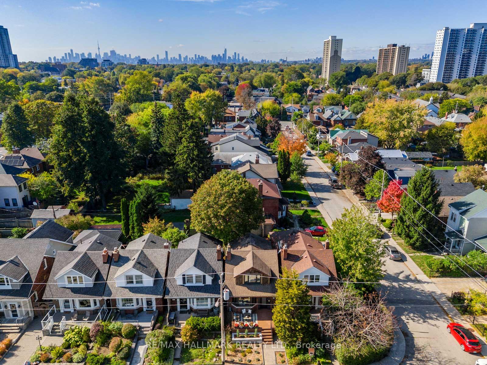 Photo 42 of 54 Avonlea Boulevard, Toronto, Crescent Town — HOMEH