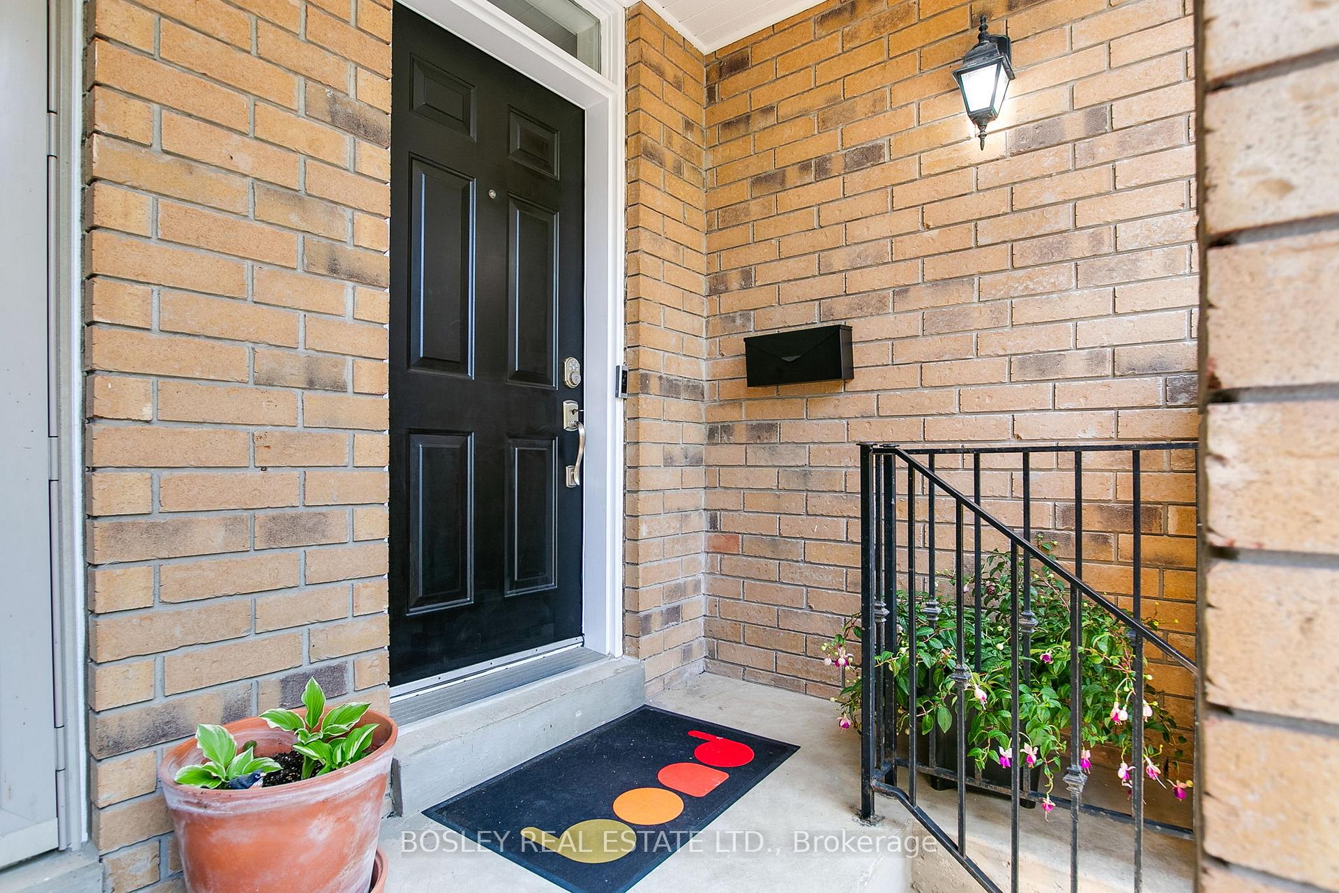 Photo 3 of 9 Agnes Lane, Toronto, Greenwood-Coxwell — HOMEH
