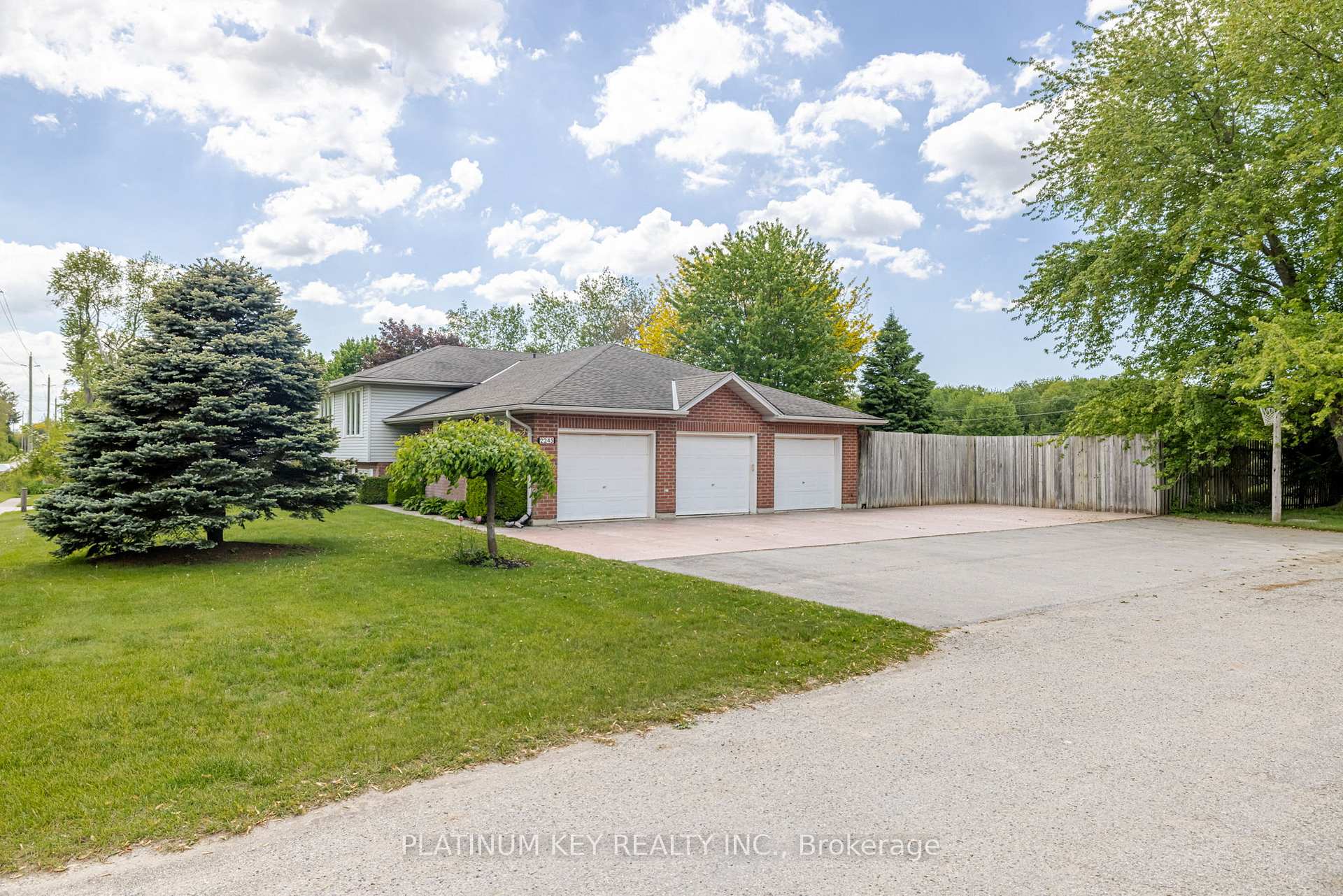 Photo 2 of 2245 Trillium Way, Strathroy-Caradoc, Mount Brydges — HOMEH