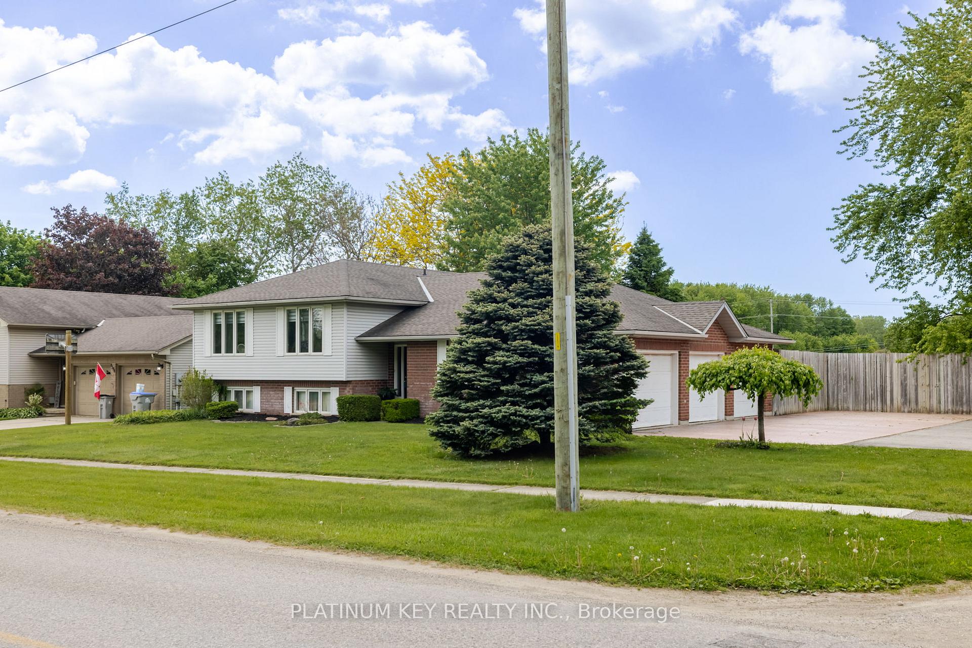 Photo 3 of 2245 Trillium Way, Strathroy-Caradoc, Mount Brydges — HOMEH