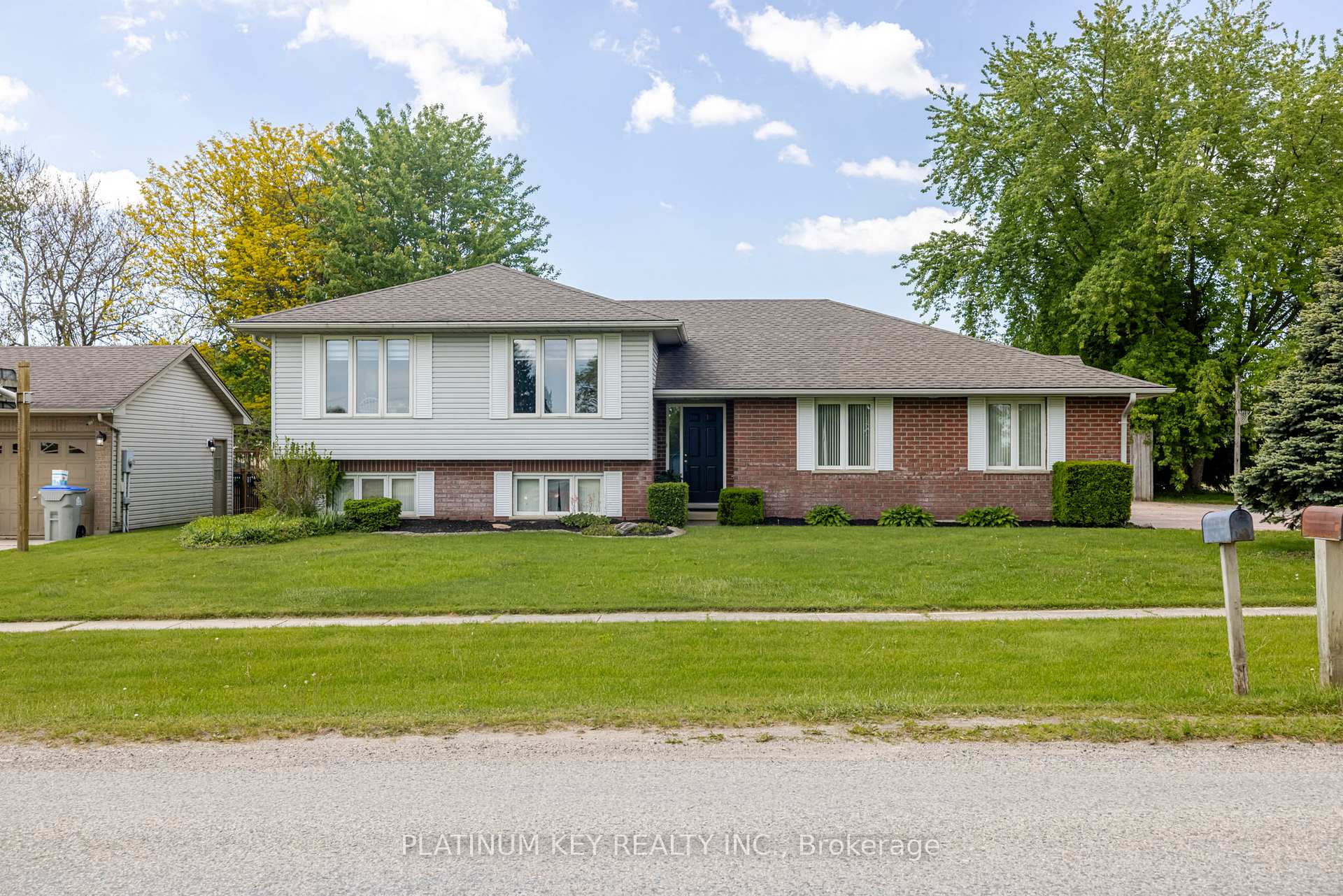 Photo 4 of 2245 Trillium Way, Strathroy-Caradoc, Mount Brydges — HOMEH